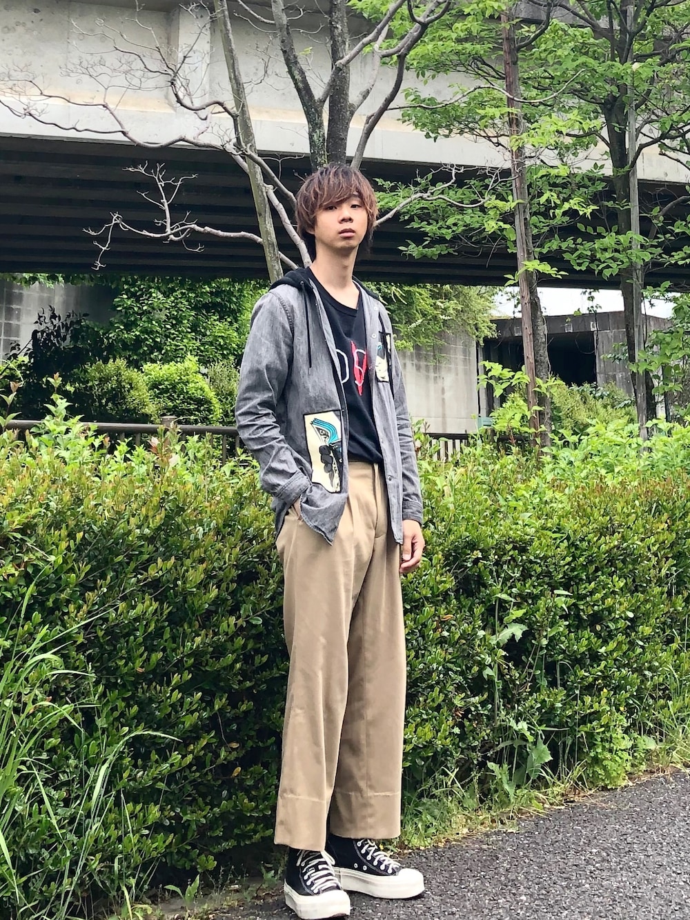 「パーカー、Tシャツ、チノパン、スニーカー、タックイン、シンプルコーデ、KIDILL、used、banalchicbizarre」｜「KIDILLのKIDILL x IT collaboration T-shirts（Tシャツ/カットソー、ブラック系）」を使った、Honeyさん（メンズ・176cm）の春コーディネートの1枚目の写真