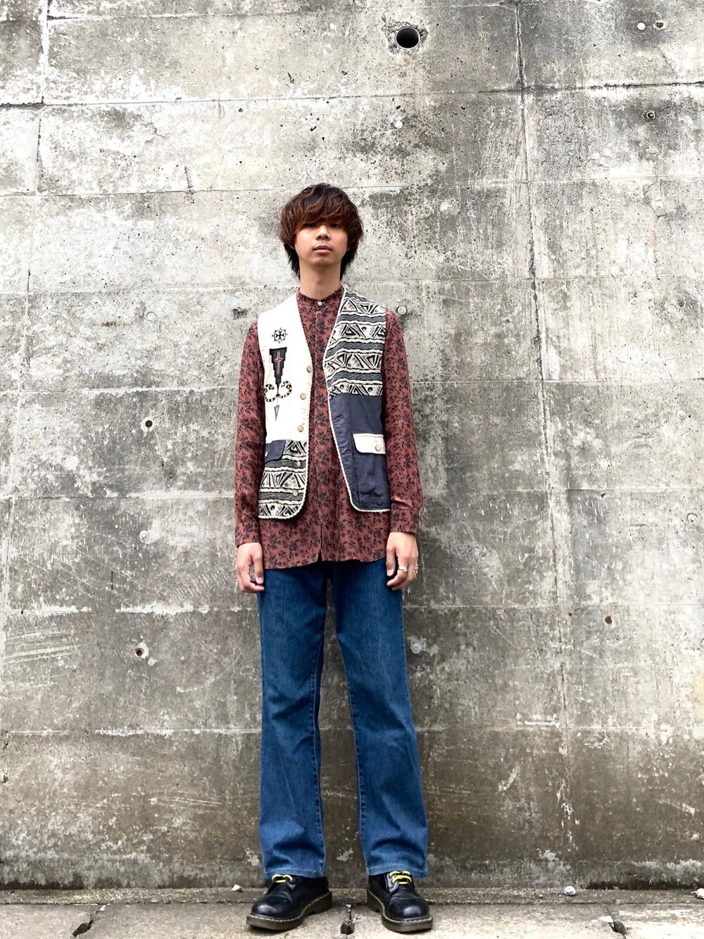 「バンドカラー、ベスト、デニムパンツ、ラフ、シャツスタイル、ゆるコーデ、Paul Smith、used、Dr.Martens」｜「Paul SmithのLOGAN FLORAL PRINT NO-COLLAR SHIRTS / 263318 757P（シャツ/ブラウス、ブラウン系）」を使った、Honeyさん（メンズ・176cm）の春コーディネートの1枚目の写真