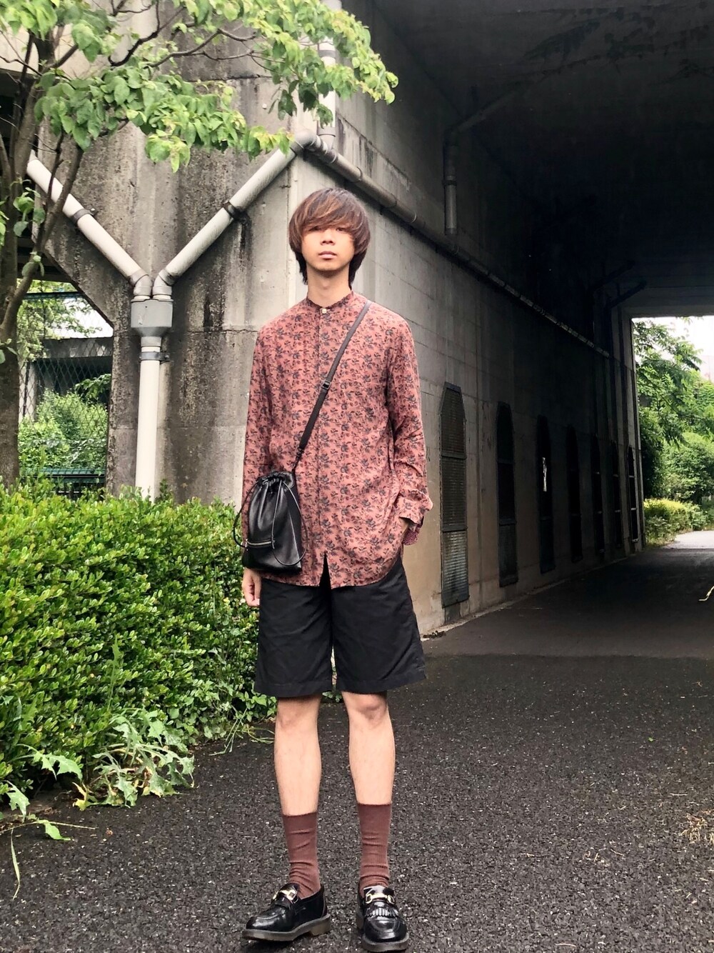 「柄シャツ、ショーツ、ローファー、巾着バッグ、ブラウン、シンプル、Paul Smith、LAD MUSICIAN、Dr.Martens」｜「Paul SmithのLOGAN FLORAL PRINT NO-COLLAR SHIRTS / 263318 757P（シャツ/ブラウス、ブラウン系）」を使った、Honeyさん（メンズ・176cm）の夏コーディネートの1枚目の写真
