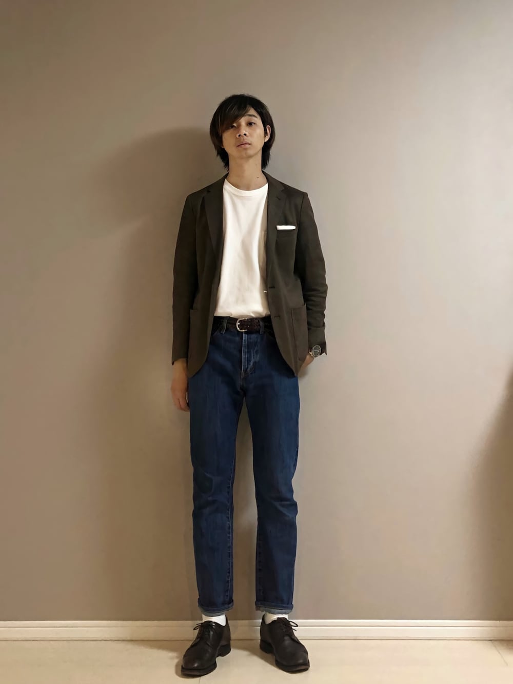 「ブラウン、ジャケット、白Tシャツ、デニムパンツ、革靴、シンプル、green label relaxing、KENZO、CHEANEY」｜「KENZOのStone Washed Patch Denim（デニムパンツ、ブルー系）」を使った、Honeyさん（メンズ・176cm）の夏コーディネートの1枚目の写真