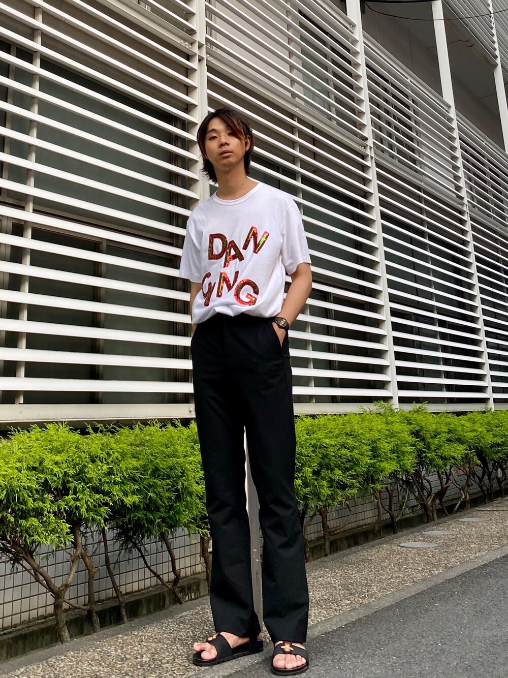 「白Tシャツ、フレアパンツ、サンダル、タックイン、ラフスタイル、夏コーデ、COMME des GARCONS HOMME PLUS、factotum、GUCCI」｜「FACTOTUMの【FACTOTUM】別注フレアスラックス（その他パンツ、ブラック系）」を使った、Honeyさん（メンズ・176cm）の夏コーディネートの1枚目の写真