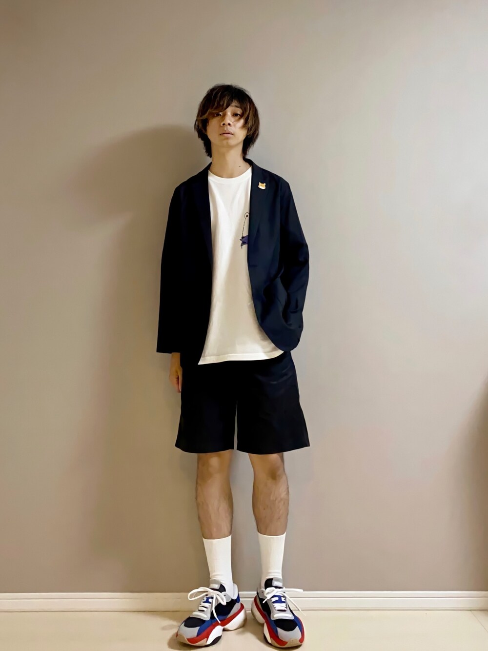 「ジャケット、白Tシャツ、ショーツ、ショートパンツ、スニーカー、シンプルコーデ、モノトーン、green label relaxing、LAD MUSICIAN、PUMA」｜「PUMAのPUMA プーマ オルタレーション カーブ スニーカー（スニーカー、グレー系）」を使った、Honeyさん（メンズ・176cm）の夏コーディネートの1枚目の写真