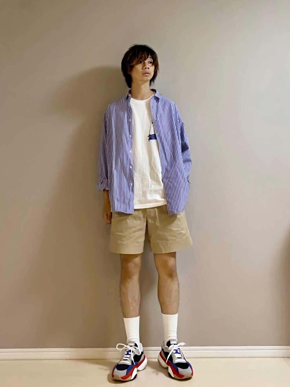 「ストライプシャツ、白Tシャツ、ショートパンツ、チノパン、スニーカー、夏コーデ、カジュアル、green label relaxing、onitsuka tiger×andrea pompilio、PUMA」｜「green label relaxingの別注 [ ジョナス クレアッソン ] JONAS GLR BEAR Tシャツ（Tシャツ/カットソー、ホワイト系）」を使った、Honeyさん（メンズ・176cm）の夏コーディネートの1枚目の写真