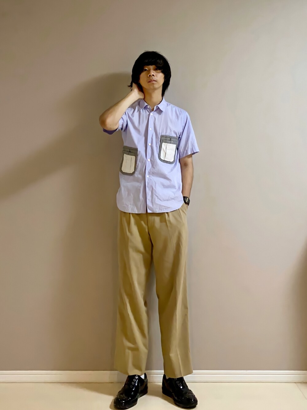 「シャツ、チノパン、スニーカー、シンプルコーデ、スラックス、夏コーデ、COMME des GARCONS HOMME PLUS、used、Jimmy Choo」｜「GUCCIのGucci - グッチゴースト G-タイムレス 腕時計 - unisex - rubber/stainless steel - ワンサイズ（アナログ腕時計、ブラック系）」を使った、Honeyさん（メンズ・176cm）の夏コーディネートの1枚目の写真