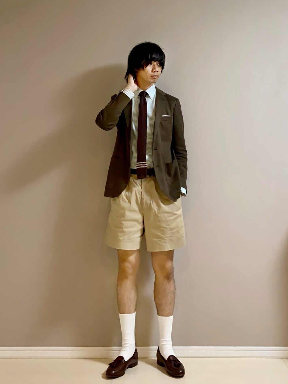 「ジャケット、ギンガムチェック、ニットタイ、チノパン、ショートパンツ、ローファー、green label relaxing、FIORIO、GUCCI」｜「GUCCIのGucci Loomis Leather Tasselled Loafers（その他シューズ、ブラウン系）」を使った、Honeyさん（メンズ・176cm）の夏コーディネートの1枚目の写真