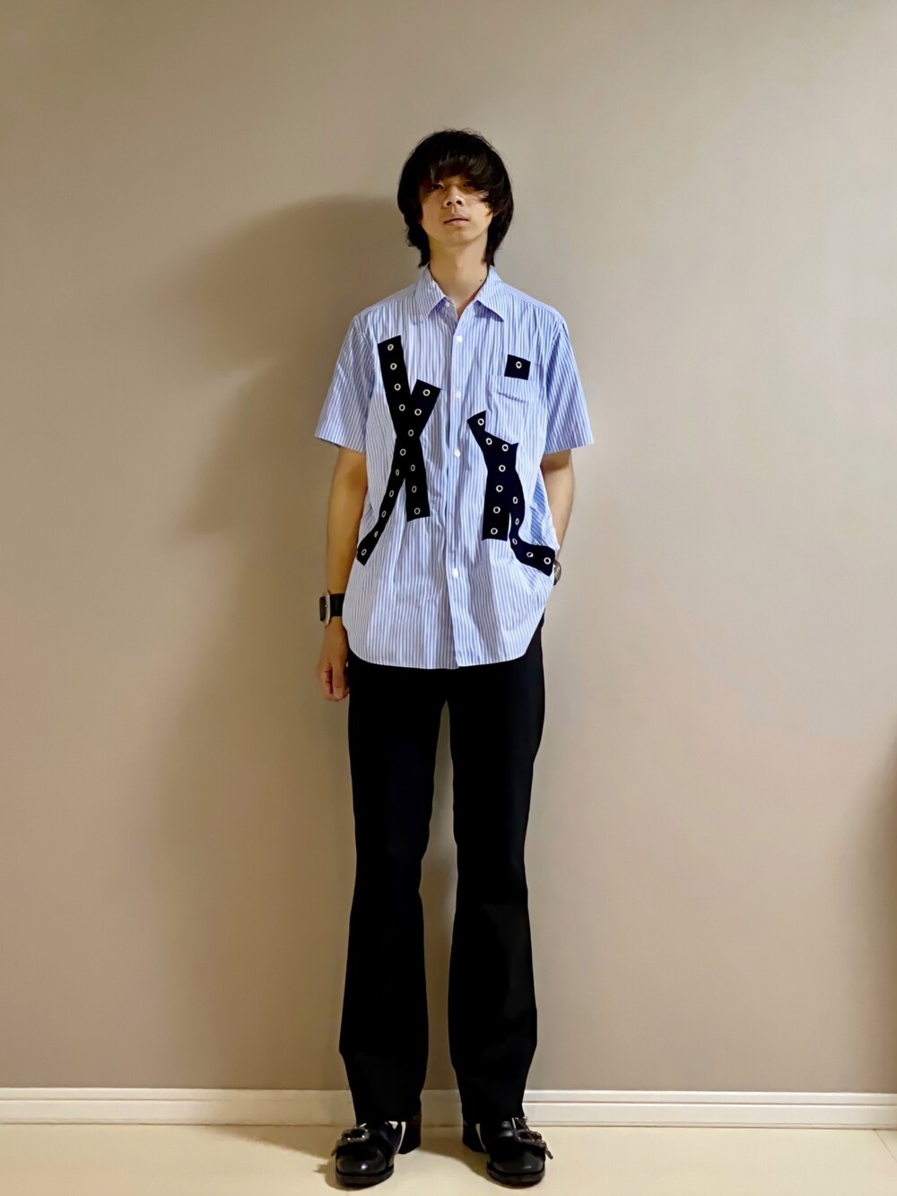 「ストライプシャツ、フレアパンツ、革靴、ロック、ラフ、夏、ganryu、factotum、GUCCI、TOGA VIRILIS」｜「TOGA VIRILISのTOGA VIRILIS メタルバングル（バングル/リストバンド、ブラック系）」を使った、Honeyさん（メンズ・176cm）の夏コーディネートの1枚目の写真