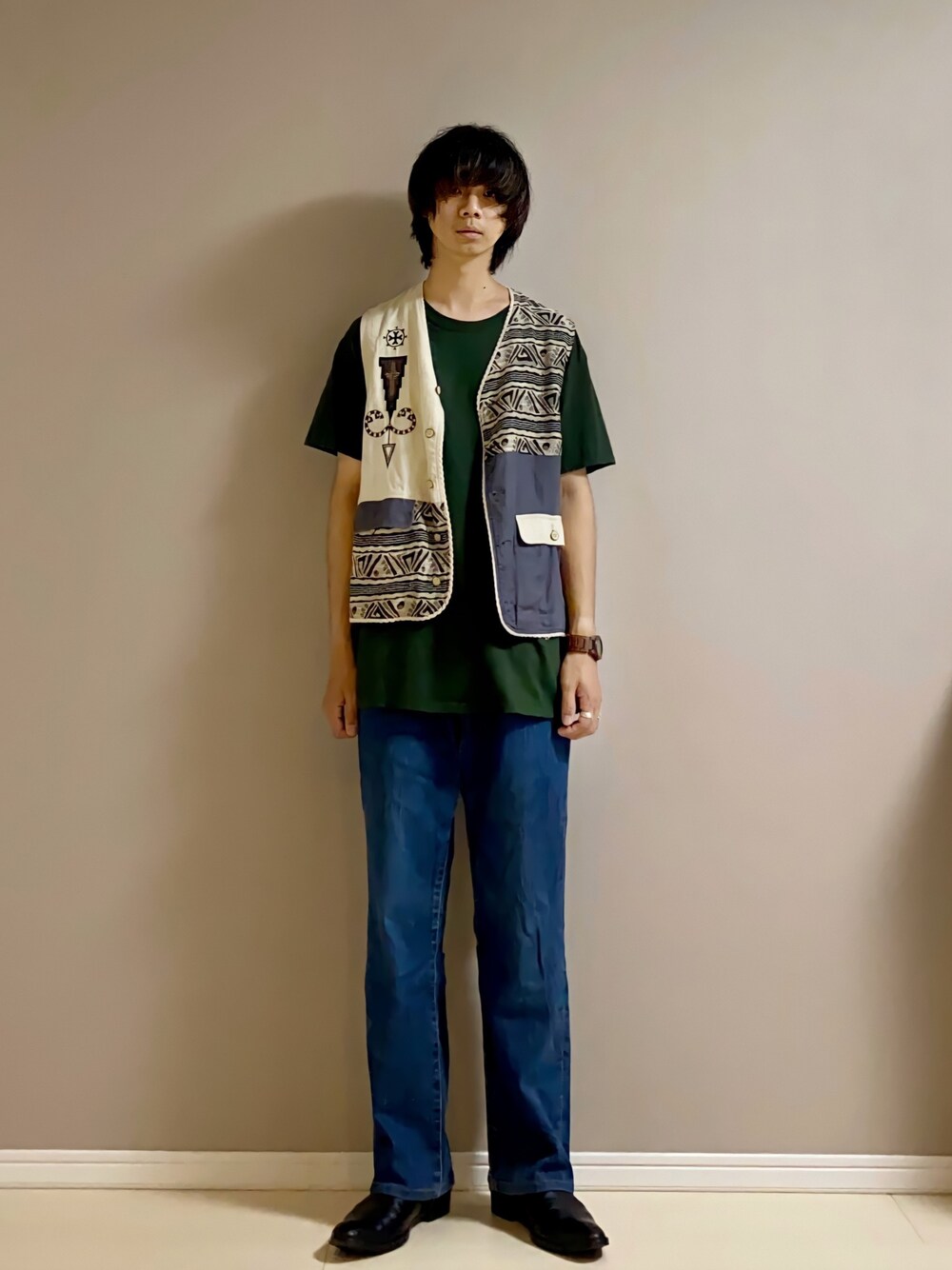 「Tシャツ、ベスト、デニムパンツ、ヒールブーツ、ゆるコーデ、夏、カジュアルコーデ、TOGA VIRILIS、used、ato」｜「TOGA VIRILISのTOGA VIRILIS エンブロイダリーショートスリーブTシャツ（Tシャツ/カットソー、グリーン系）」を使った、Honeyさん（メンズ・176cm）の夏コーディネートの1枚目の写真