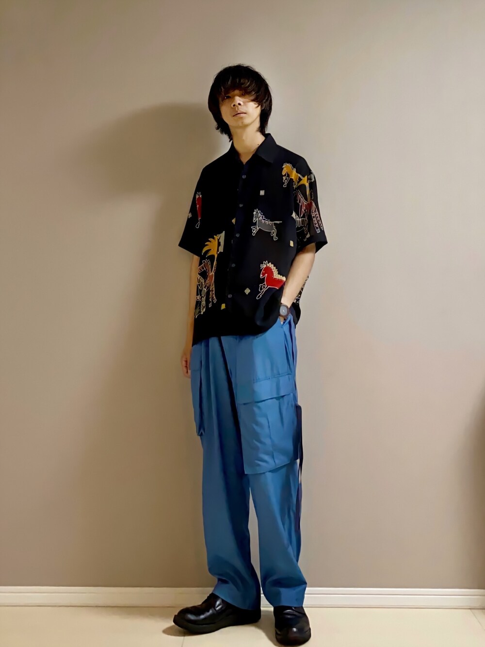 「柄シャツ、オープンカラーシャツ、カーゴパンツ、カラーパンツ、革靴、夏コーデ、ゆるコーデ、used、TOIRONIER、uniform experiment」｜「ToironierのToironier/トワロニエ/カーゴパンツ（カーゴパンツ、ブルー系）」を使った、Honeyさん（メンズ・176cm）の夏コーディネートの1枚目の写真