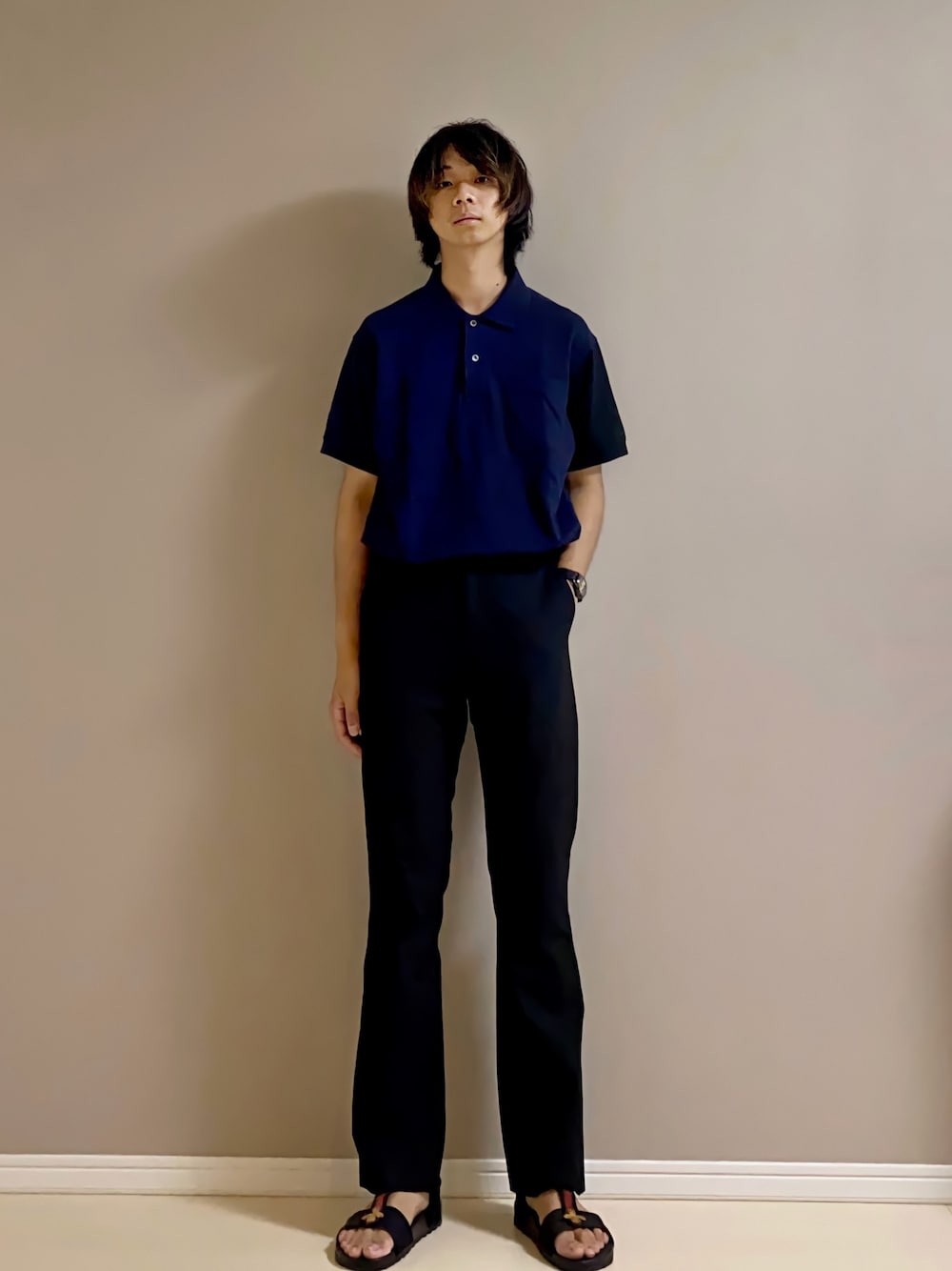 「ポロシャツ、フレアパンツ、サンダル、シンプル、タックイン、夏コーデ、UNIQLO、factotum、GUCCI」｜「FACTOTUMの【FACTOTUM】別注フレアスラックス（その他パンツ、ブラック系）」を使った、Honeyさん（メンズ・176cm）の夏コーディネートの1枚目の写真