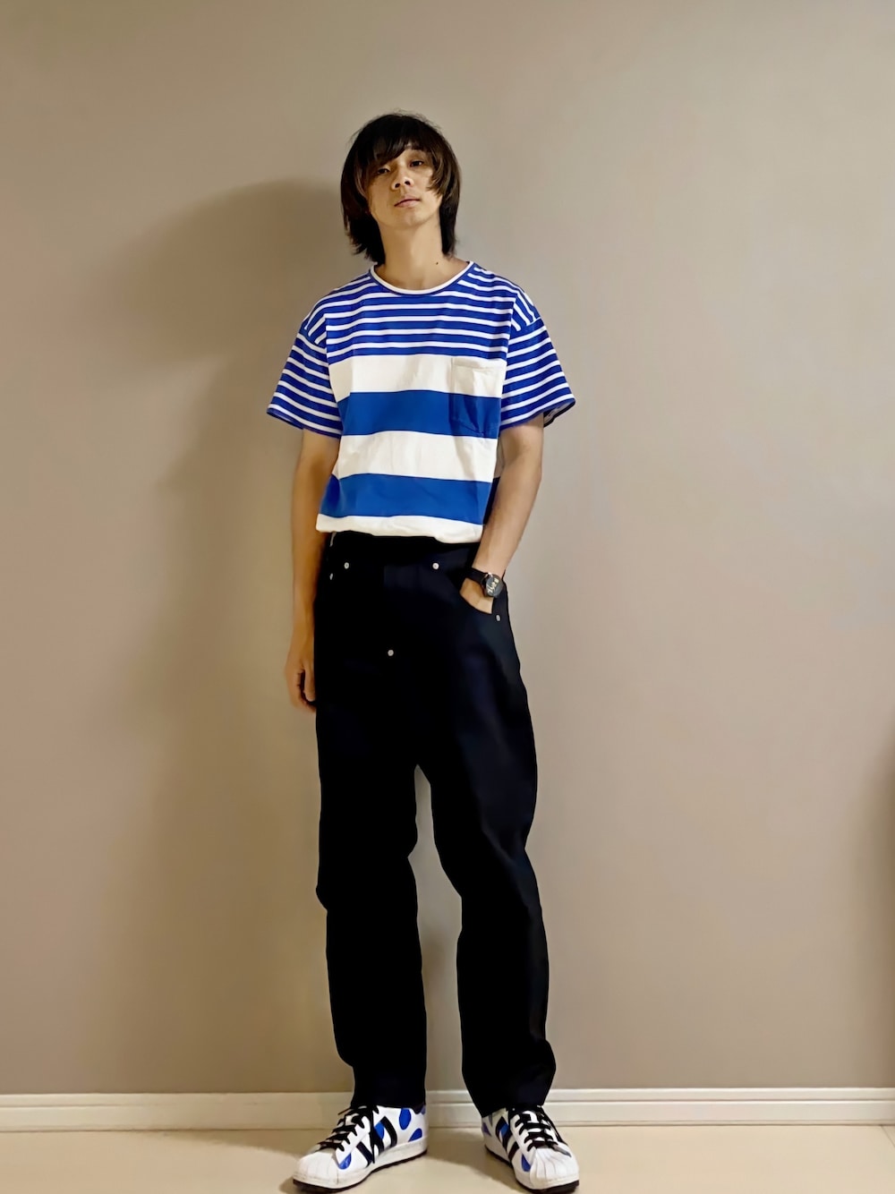 「ボーダー、Tシャツ、ワイドパンツ、デニム、スニーカー、ラフスタイル、カジュアル、KIDILL、Vivienne Westwood、adidas Originals by JEREMY SCOTT」｜「Vivienne Westwood MANのSURF TROUSERS RAW DENIM【109060 3317】（デニムパンツ、ブラック系）」を使った、Honeyさん（メンズ・176cm）の夏コーディネートの1枚目の写真