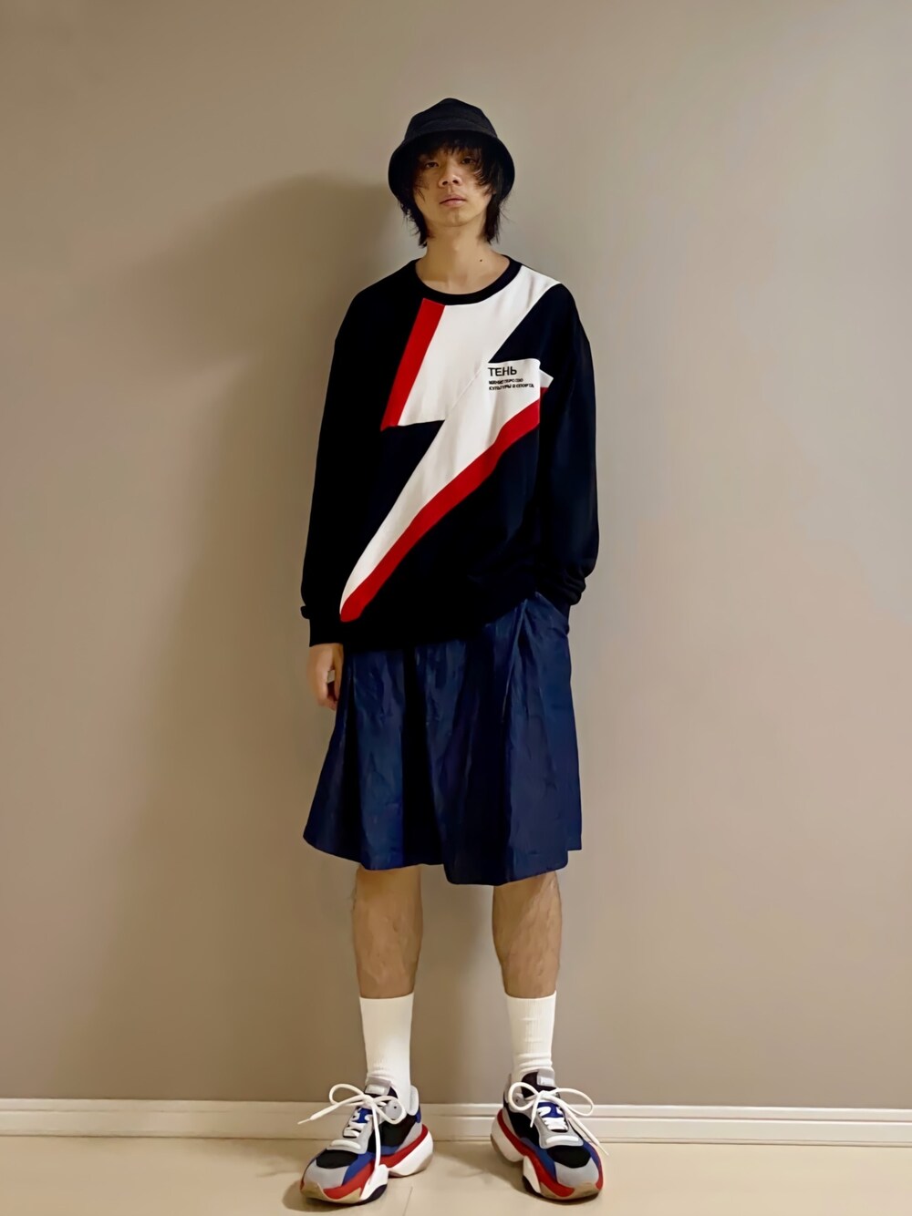 「バケットハット、スウェット、ショートパンツ、スニーカー、オーバーサイズ、ラフ、秋のコーデ、T3CM、yoshio kubo、PUMA」｜「Y-3のY-3 YOHJI HAT（キャップ、ブラック系）」を使った、Honeyさん（メンズ・176cm）の秋コーディネートの1枚目の写真