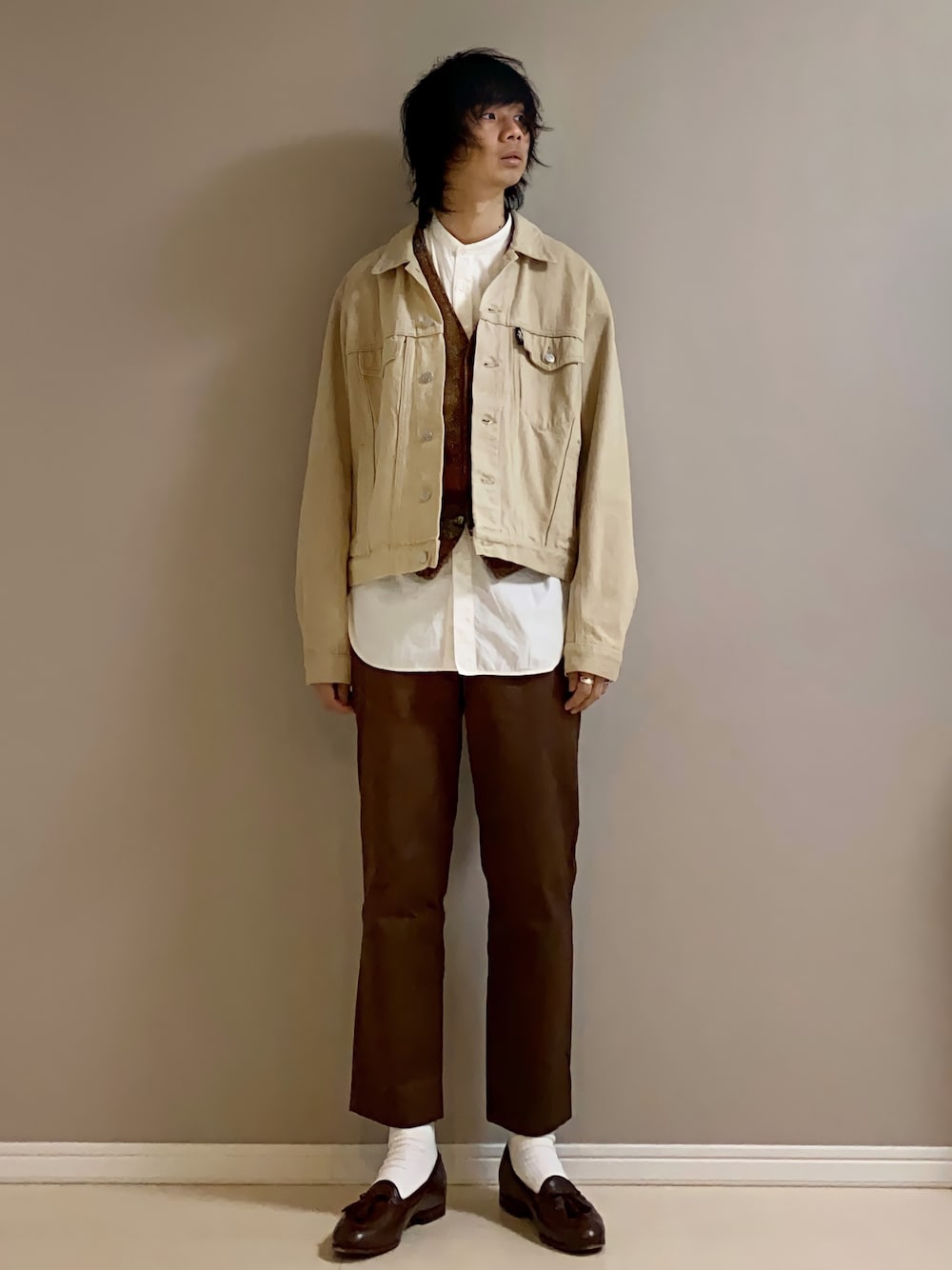 ブラウン系のチノパンツ、ブラウン系のその他シューズを着用したメンズの秋コーディネートの1枚目の写真