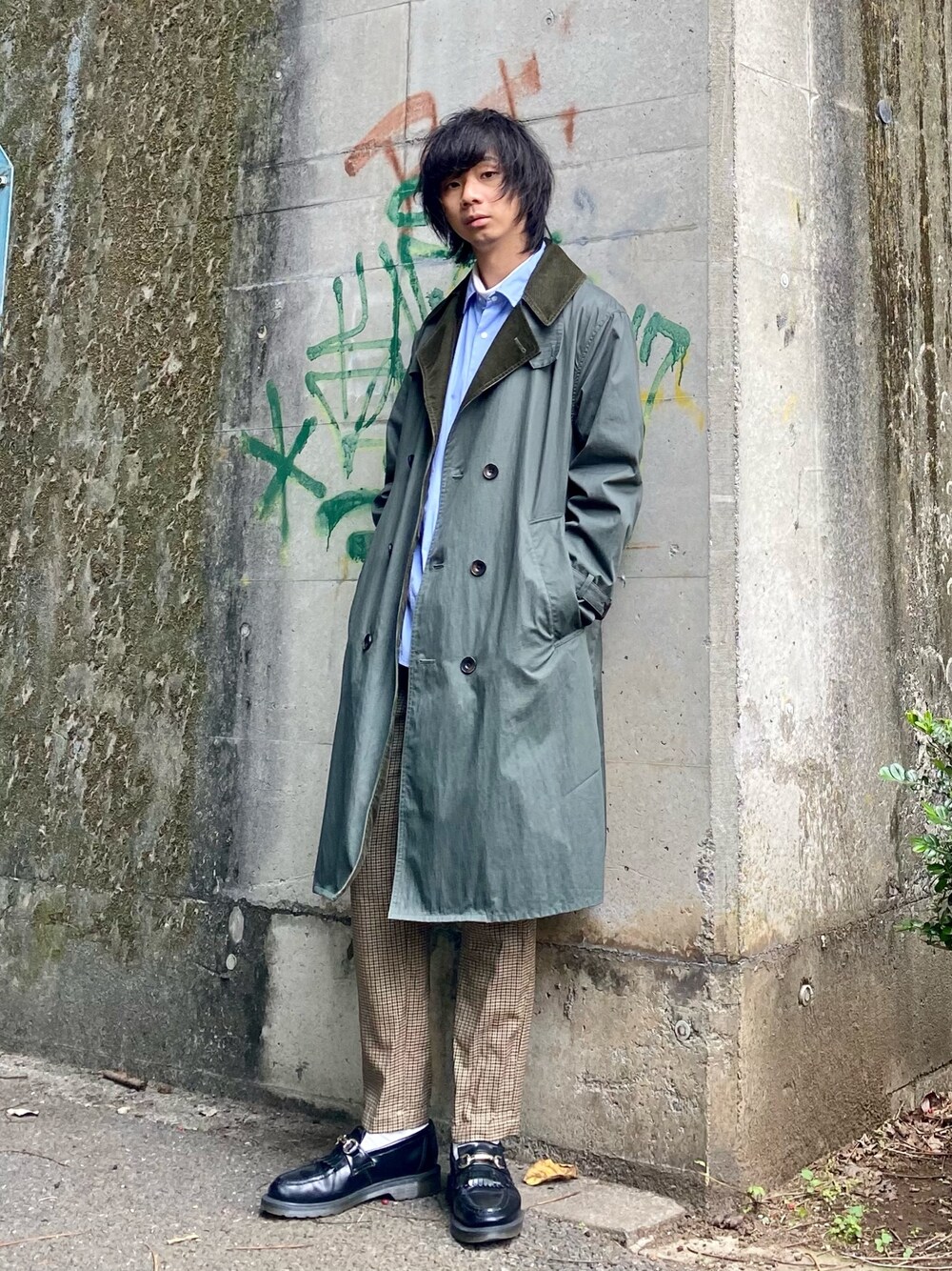 「トレンチコート、シャツ、タートルネック、柄パンツ、ローファー、秋冬コーデ、barbour、YAECA、green label relaxing、Dr.Martens」｜「Dr. MartensのDr.Martens/ADRIAN SNAFFLE（ローファー、ブラック系）」を使った、Honeyさん（メンズ・176cm）の秋コーディネートの1枚目の写真