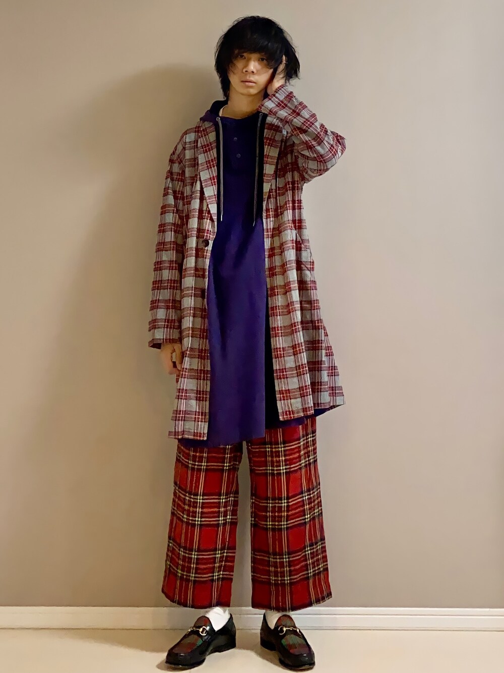 「チェックコート、パーカー、チェックパンツ、ローファー、ラフ、オーバーサイズ、ビッグシルエット、green label relaxing、iroquois、UNUSED」｜「IroquoisのMINI FRENCH TERRY P/O HOODIE（Tシャツ/カットソー、パープル系）」を使った、Honeyさん（メンズ・176cm）の秋コーディネートの1枚目の写真