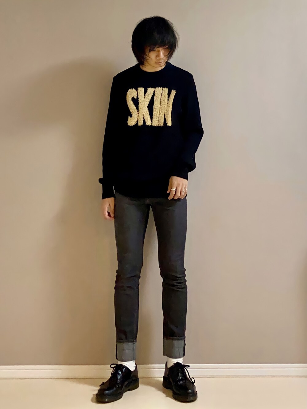 「ニット、スキニーデニム、シンプル、革靴、秋冬コーデ、g.v.g.v.、OPENING CEREMONY、Vivienne Westwood、Vivienne Westwood Man、Dr.Martens」｜「RAF SIMONSのRAF SIMONS×Dr.Martens "DR MARTENS WITH NICKEL RINGS”ロウシューズ（その他シューズ、ブラック系）」を使った、Honeyさん（メンズ・176cm）の秋コーディネートの1枚目の写真