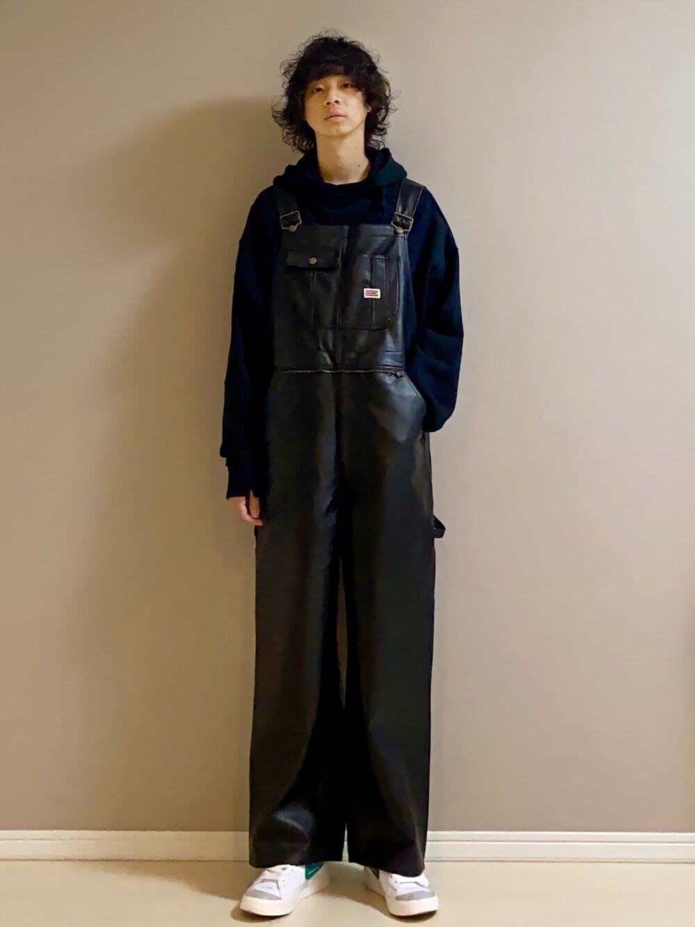 「パーカー、レザー、オーバーオール、スニーカー、モノトーンコーデ、秋冬コーデ、ストリート、Maison MIHARA YASUHIRO、FREAK’Ｓ STORE、NIKE」｜「FREAK'S STOREのBIGMAC × FREAK'S STORE / ビッグマック 別注PUレザーオーバーオール / ビッグシルエット（その他パンツ、ブラック系）」を使った、Honeyさん（メンズ・176cm）の冬コーディネートの1枚目の写真