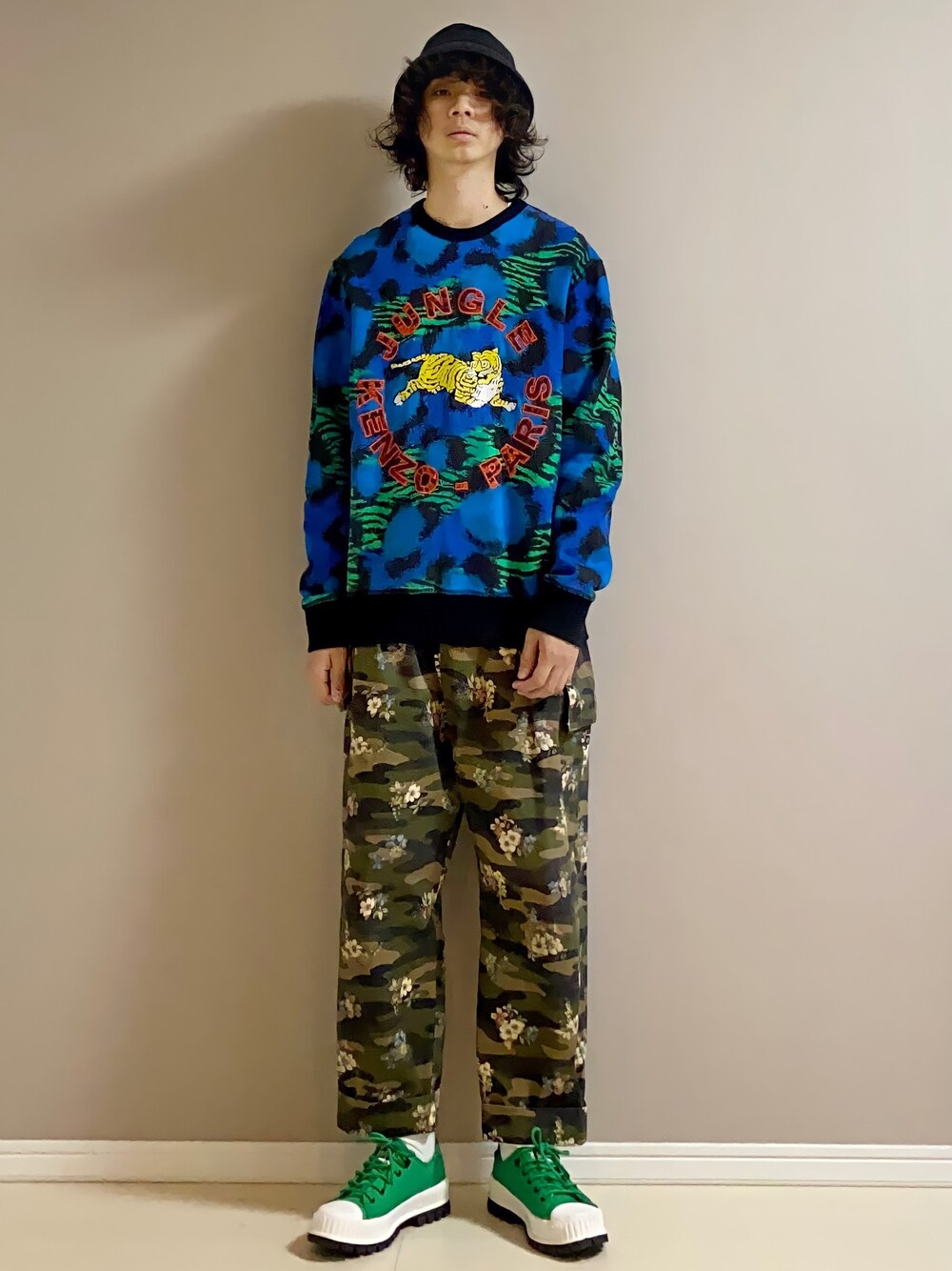 「バケットハット、トレーナー、カーゴパンツ、スニーカー、ラフ、グリーン、ストリートコーデ、Y-3、KENZO、h.t.maniac」｜「Y-3のY-3 YOHJI HAT（キャップ、ブラック系）」を使った、Honeyさん（メンズ・176cm）の冬コーディネートの1枚目の写真