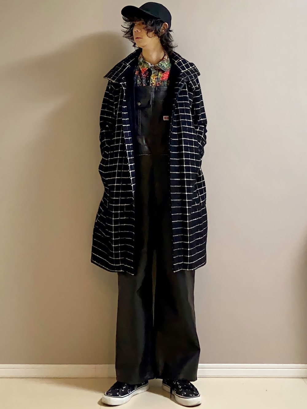 「キャップ、ロングコート、オーバーオール、柄シャツ、スニーカー、ブラック、dressedundressed、yoshio kubo、Vivienne Westwood Man、FREAK’Ｓ STORE」｜「DRESSEDUNDRESSEDのDRESSEDUNDRESSED dressedundressed Caps (DUS19901)（キャップ、ブラック系）」を使った、Honeyさん（メンズ・176cm）の冬コーディネートの1枚目の写真