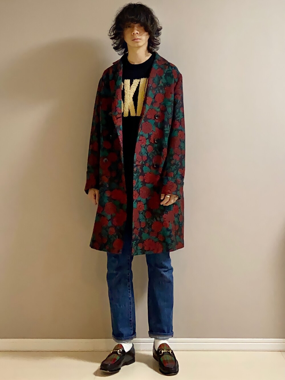 「チェスターコート、ニット、デニム、ローファー、秋冬コーデ、私の推しブランド、h.t.maniac、g.v.g.v.、KENZO、GUCCI」｜「GUCCIのGucci - レザー＆ツイード ローファー - men - カーフレザー - 6.5（モカシン/デッキシューズ、ブラック系）」を使った、Honeyさん（メンズ・176cm）の冬コーディネートの1枚目の写真