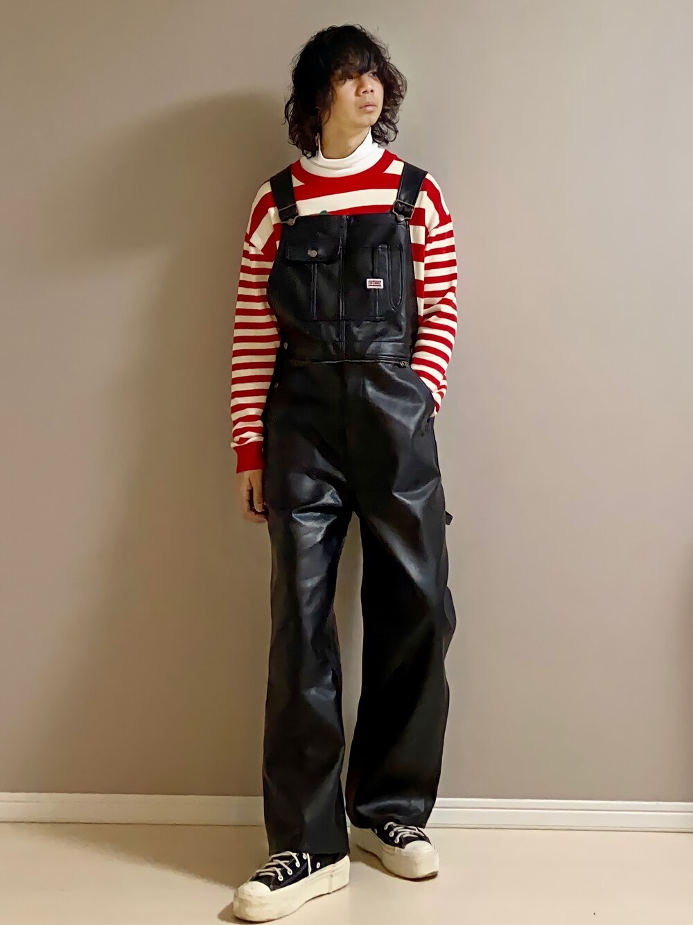 「オーバーオール、タートルネック、ニット、ボーダー、ハイカットスニーカー、スニーカー、シンプル、FREAK’Ｓ STORE、KIDILL、banalchicbizarre」｜「FREAK'S STOREのBIGMAC × FREAK'S STORE / ビッグマック 別注PUレザーオーバーオール / ビッグシルエット（その他パンツ、ブラック系）」を使った、Honeyさん（メンズ・176cm）の冬コーディネートの1枚目の写真