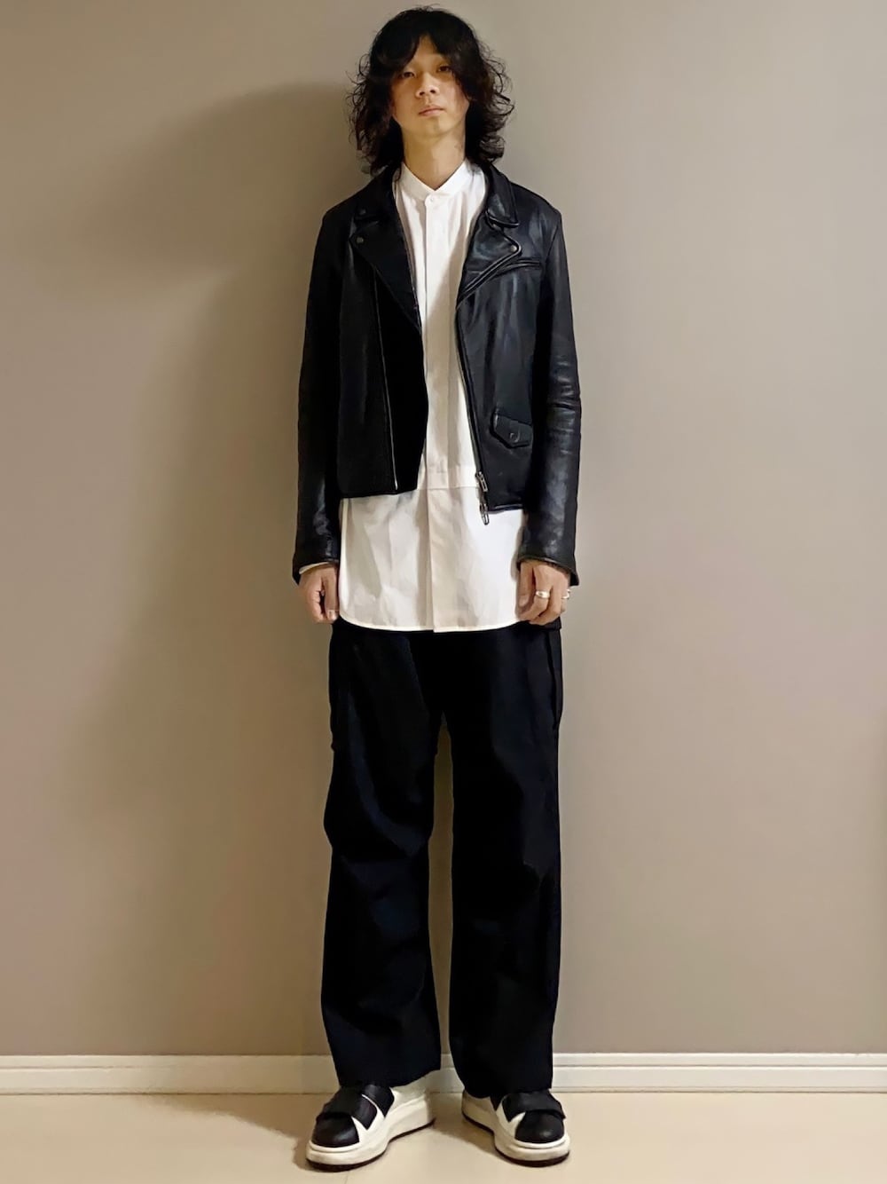 「ライダース、バンドカラー、カーゴパンツ、スニーカー、春アウター、モノトーン、UNIQLO、UNIQLO U、juha、Alexander McQueen」｜「juhaのTROPICAL WOOL OVER PANTS（カーゴパンツ、ブラック系）」を使った、Honeyさん（メンズ・176cm）の冬コーディネートの1枚目の写真