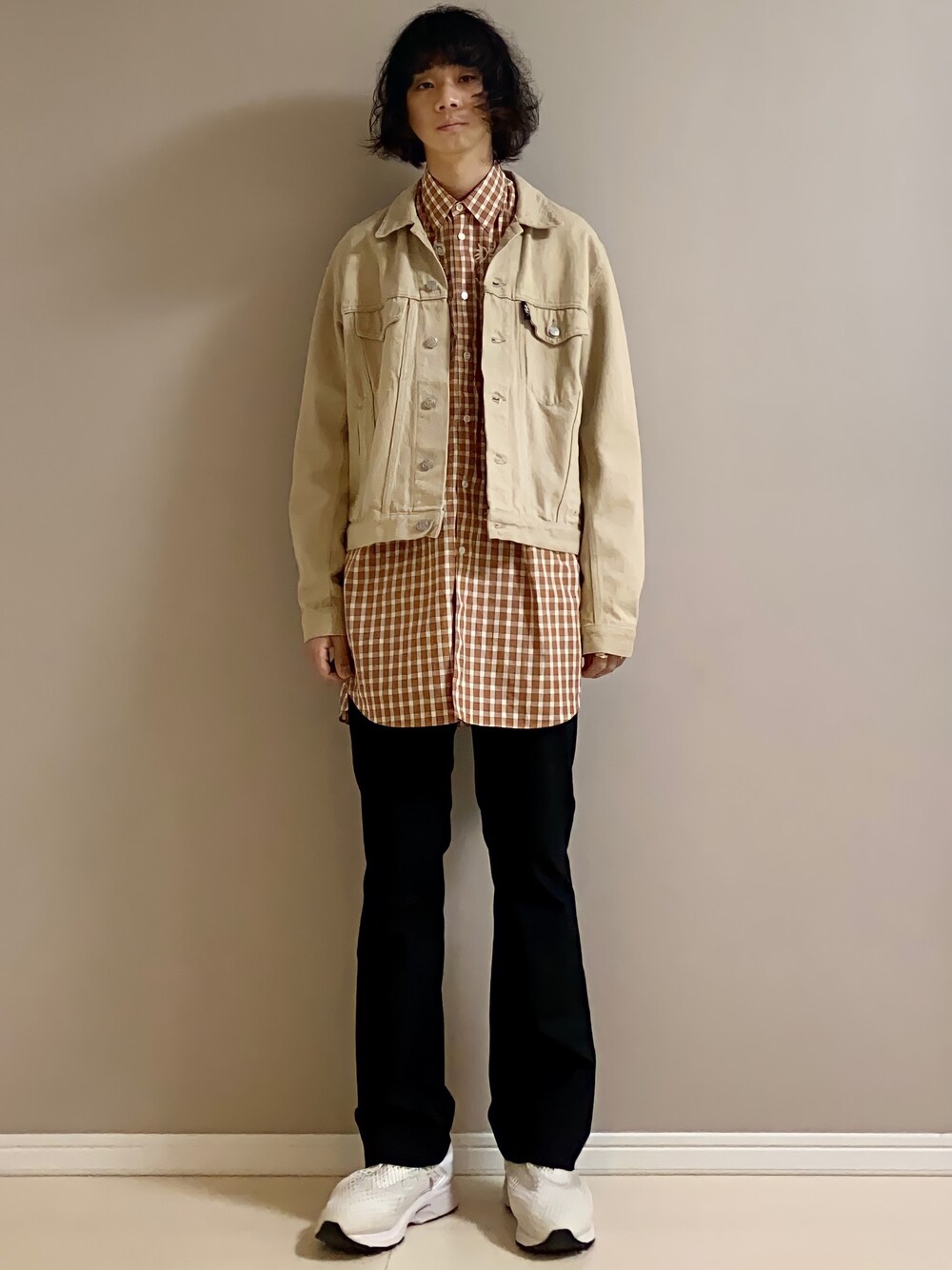 「デニムジャケット、チェックシャツ、フレアパンツ、白スニーカー、ビックシルエット、春コーデ、used、Stella McCartney、factotum、asics」｜「Vivienne Westwoodのアイテム（スニーカー、ホワイト系）」を使った、Honeyさん（メンズ・176cm）の春コーディネートの1枚目の写真