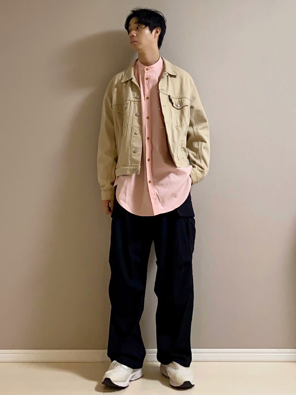 「デニムジャケット、バンドカラーシャツ、カーゴパンツ、白スニーカー、春コーデ、ビッグシルエット、Vivienne Westwood、Vivienne Westwood Man、juha、asics」｜「Vivienne Westwood MANのバンドカラー チュニックシャツ【209042 7257】（シャツ/ブラウス、ピンク系）」を使った、Honeyさん（メンズ・176cm）の春コーディネートの1枚目の写真