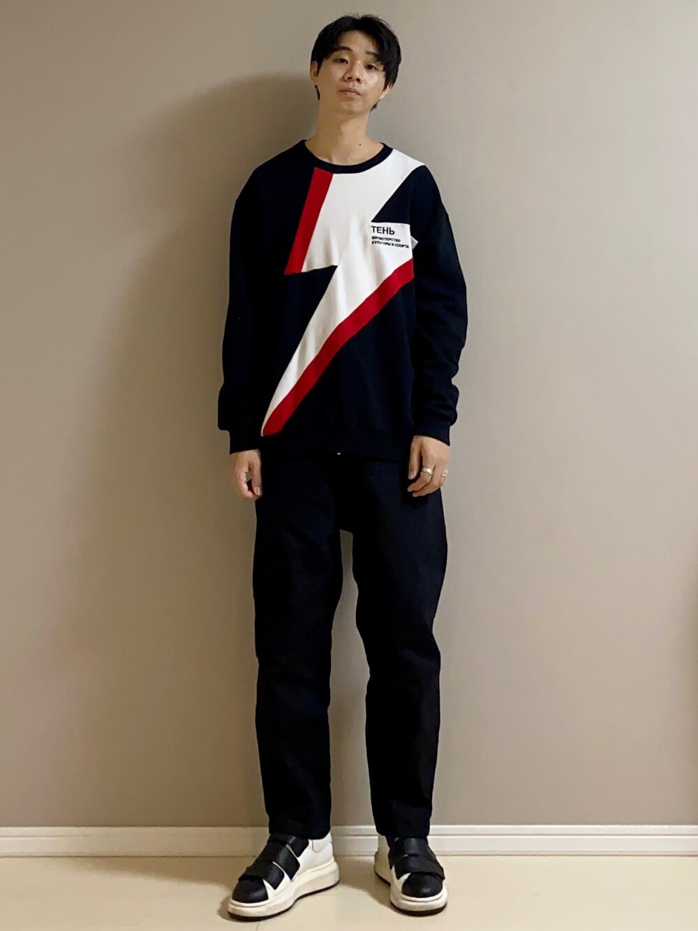 「スウェット、デニム、スニーカー、ブラック、カジュアルコーデ、シンプル、ラフ、T3CM、Vivienne Westwood Man、Alexander McQueen」｜「Vivienne Westwood MANのSURF TROUSERS RAW DENIM【109060 3317】（デニムパンツ、ブラック系）」を使った、Honeyさん（メンズ・176cm）の春コーディネートの1枚目の写真