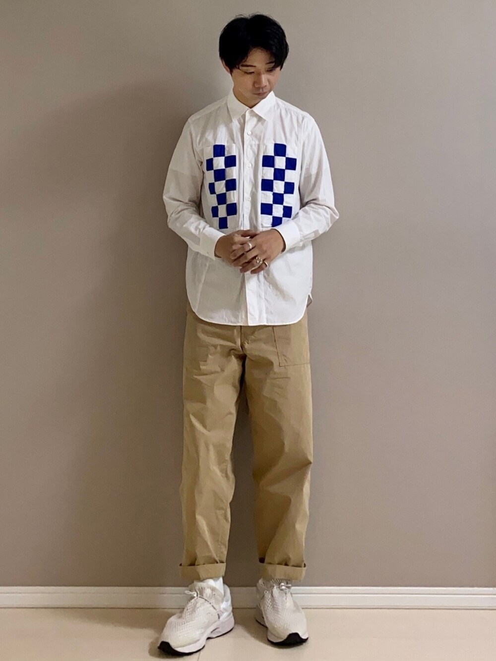 ベージュ系のその他パンツ、ホワイト系のスニーカー、ホワイト系のシャツ/ブラウスを着用したメンズの春コーディネートの1枚目の写真