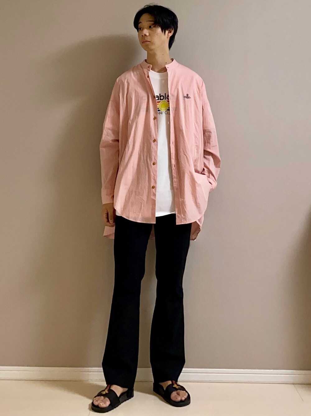 「バンドカラーシャツ、Tシャツ、フレアパンツ、サンダル、ビッグシルエット、ゆるコーデ、Vivienne Westwood Man、Casablanca、factotum、GUCCI」｜「CasablancaのPrinted Tshirt（Tシャツ/カットソー、その他）」を使った、Honeyさん（メンズ・176cm）の春コーディネートの1枚目の写真