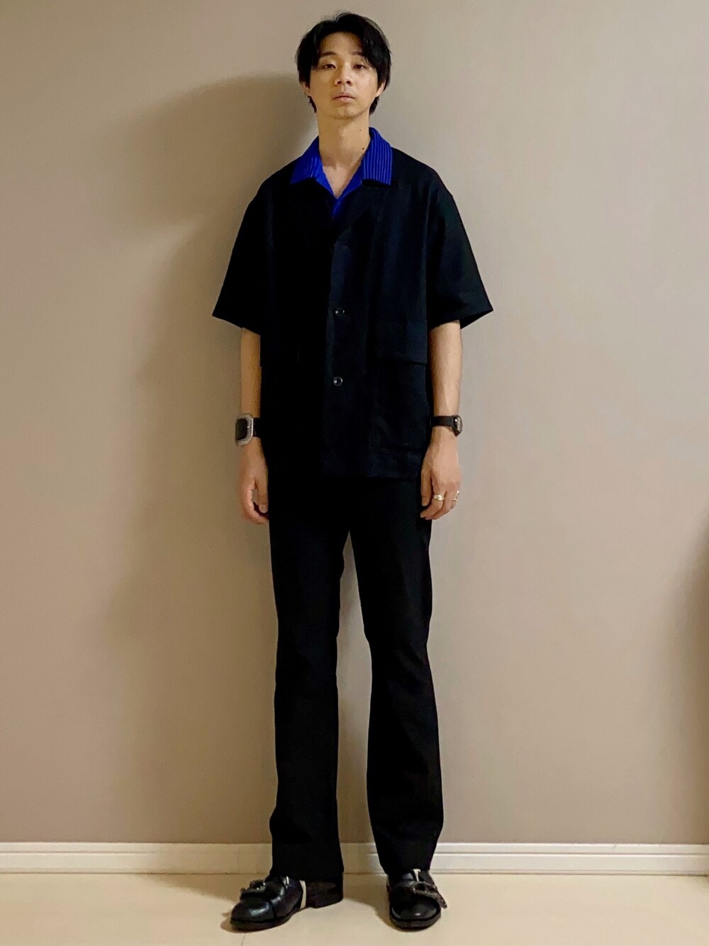 「ジャケット、ポロシャツ、フレアパンツ、革靴、ブラック、N.HOOLYWOOD、PLEATS PLEASE、ISSEY MIYAKE、factotum、GUCCI」｜「FACTOTUMの【FACTOTUM】別注フレアスラックス（その他パンツ、ブラック系）」を使った、Honeyさん（メンズ・176cm）の春コーディネートの1枚目の写真