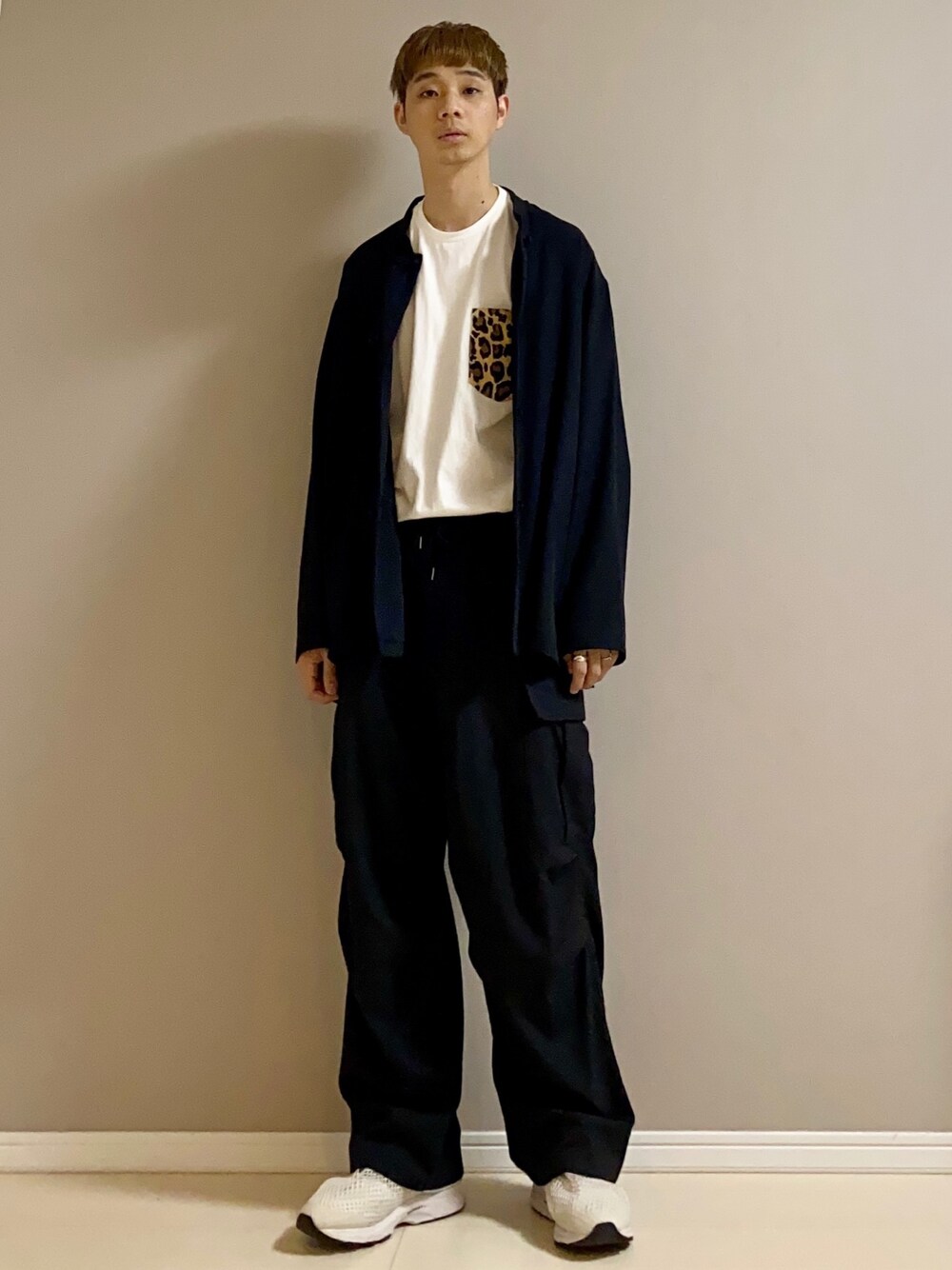 「チャイナシャツ、白Tシャツ、カーゴパンツ、白スニーカー、モノトーン、BRACTMENT、GRAMICCI、juha、asics、Vivienne Westwood」｜「BRACTMENTの[ ブラクトメント ] BRACTMENT ハイツイスト TR チャイナ シャツ ＜ セットアップ可能 ＞（シャツ/ブラウス、ブラック系）」を使った、Honeyさん（メンズ・176cm）の春コーディネートの1枚目の写真