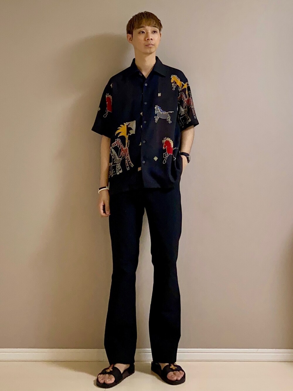 「柄シャツ、オープンカラーシャツ、フレアパンツ、サンダル、ブラック、ラフ、used、factotum、GUCCI」｜「FACTOTUMの【FACTOTUM】別注フレアスラックス（その他パンツ、ブラック系）」を使った、Honeyさん（メンズ・176cm）の夏コーディネートの1枚目の写真