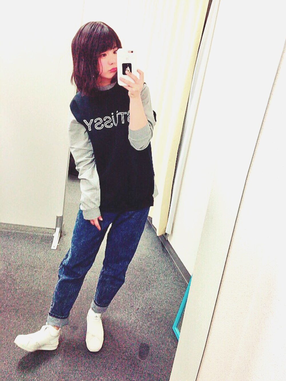 「デニム、stussy、ストリート、仮面女子、川村虹花」｜「Stussy Womenのアイテム（Tシャツ/カットソー、グレー系）」を使った、Girls Fashion Collectionさん（レディース・160cm）の冬コーディネートの1枚目の写真