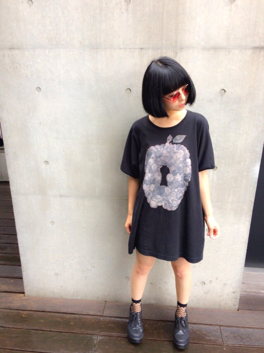 「メンズサイズ、Tシャツワンピ、ブラック、闇コーデ」｜「SHAREEFの【SHAREEF】≪STUDIOUS限定≫復刻Apple Clock TEE/アップルクロックTシャツ（Tシャツ/カットソー、ブラック系）」を使った、Girls Fashion Collectionさん（レディース・157cm）の夏コーディネートの1枚目の写真