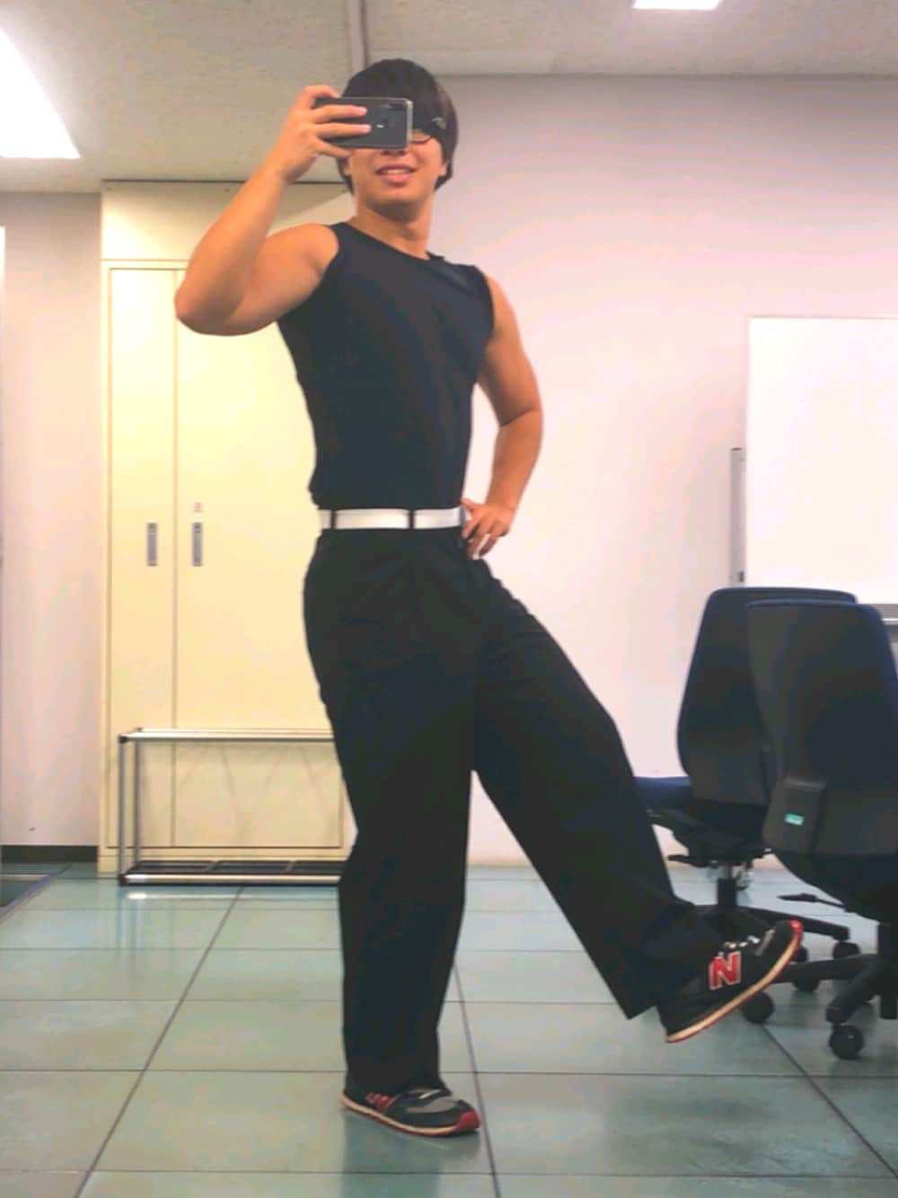 「ワイドパンツ、黒Tシャツ、黒縁メガネ、ガチャベルト、ニューバランス」｜「NEW BALANCEのアイテム（スニーカー、ブラック系）」を使った、便好会さん（キッズ・171cm）の秋コーディネートの1枚目の写真