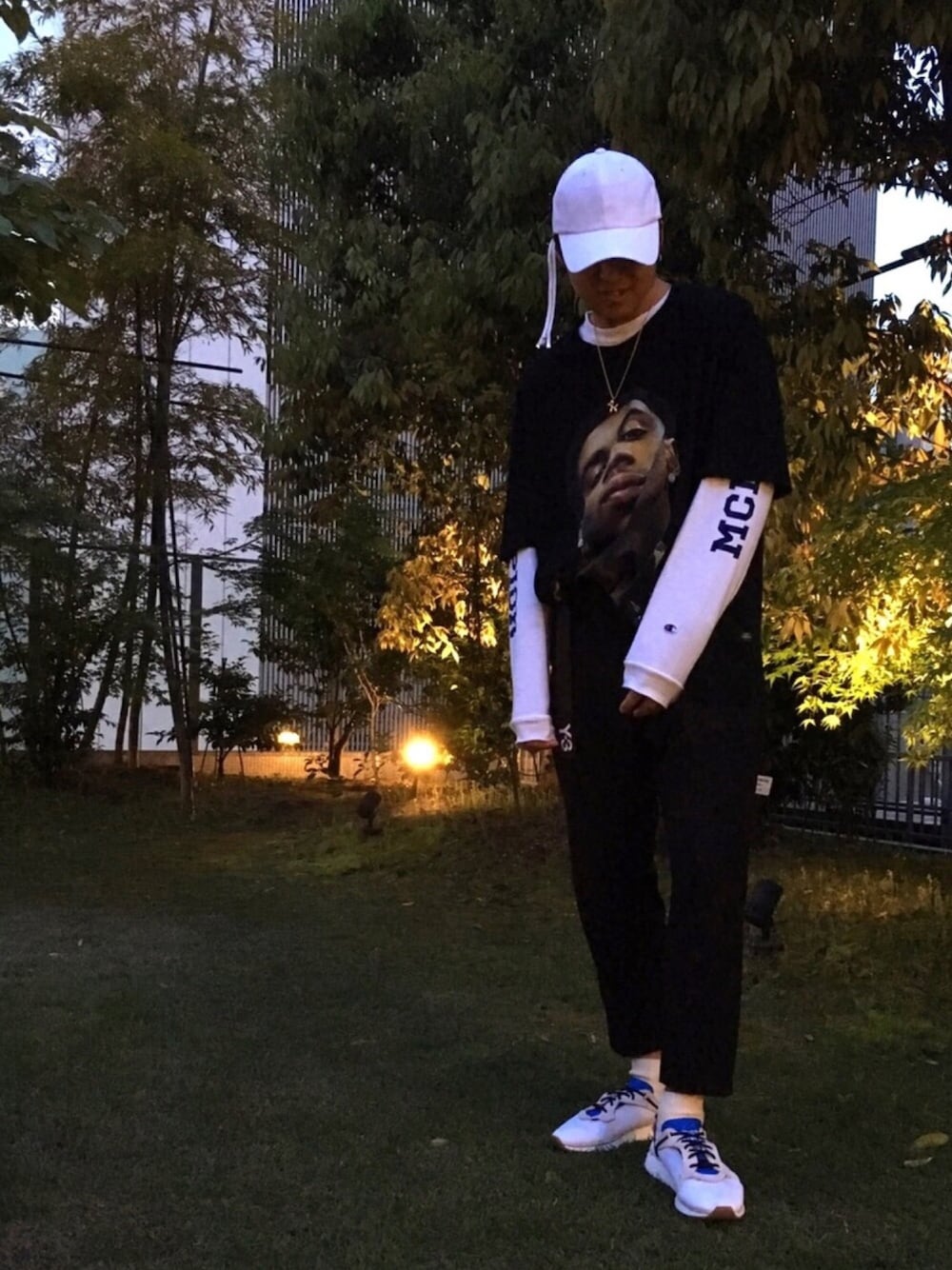 ホワイト系のTシャツ/カットソー、ブラック系のTシャツ/カットソー、ブラック系のスラックスを着用したメンズの春コーディネートの1枚目の写真