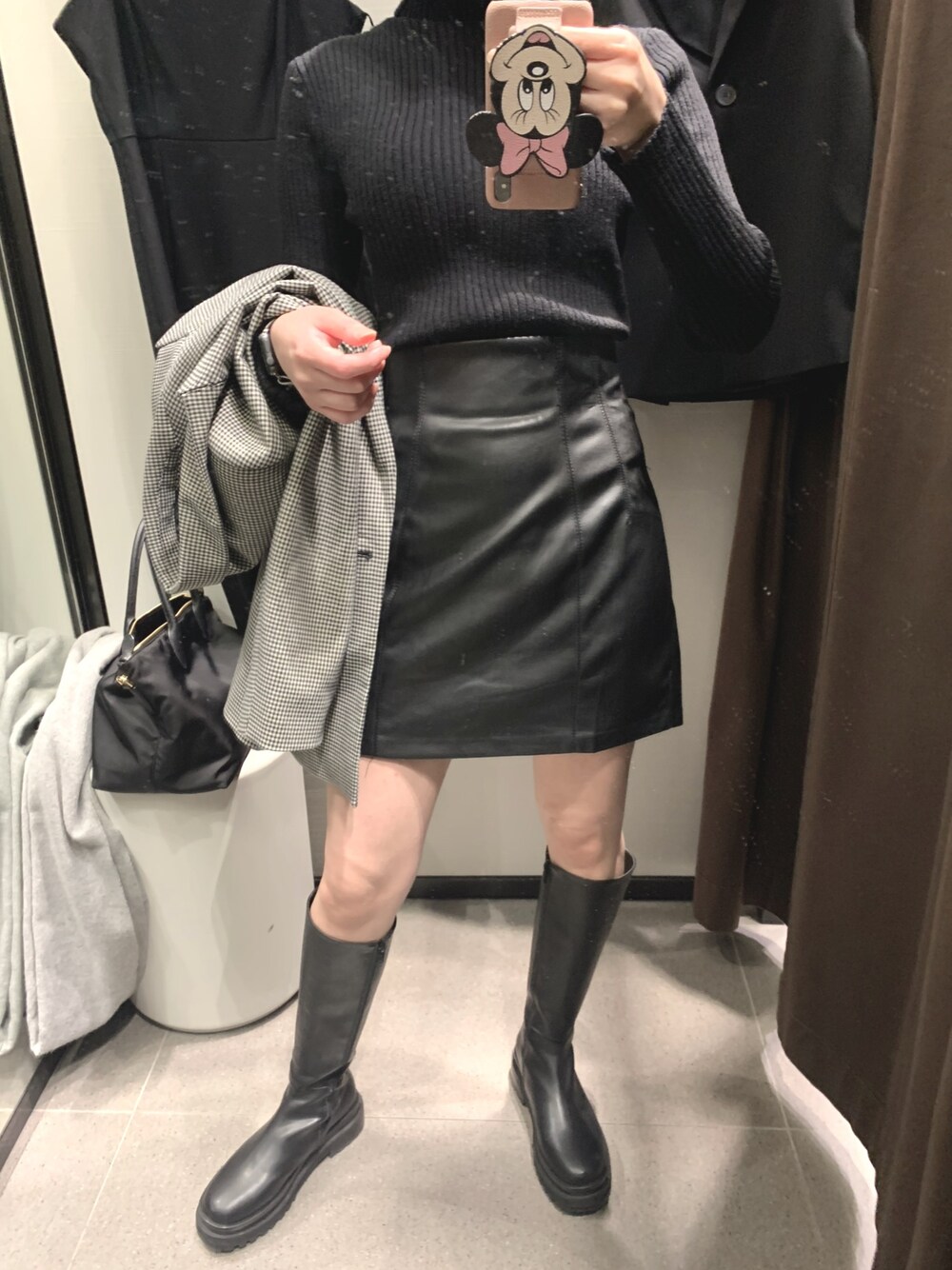「ジャケット、ブーツ、レザー、ブラック、ZARA、休日スタイル、大人女子、モノトーンコーデ、ショートヘア、ニットコーデ、レザースカート」｜「ZARAのアイテム（スカート、ブラック系）」を使った、あ や なさん（レディース・156cm）の冬コーディネートの1枚目の写真