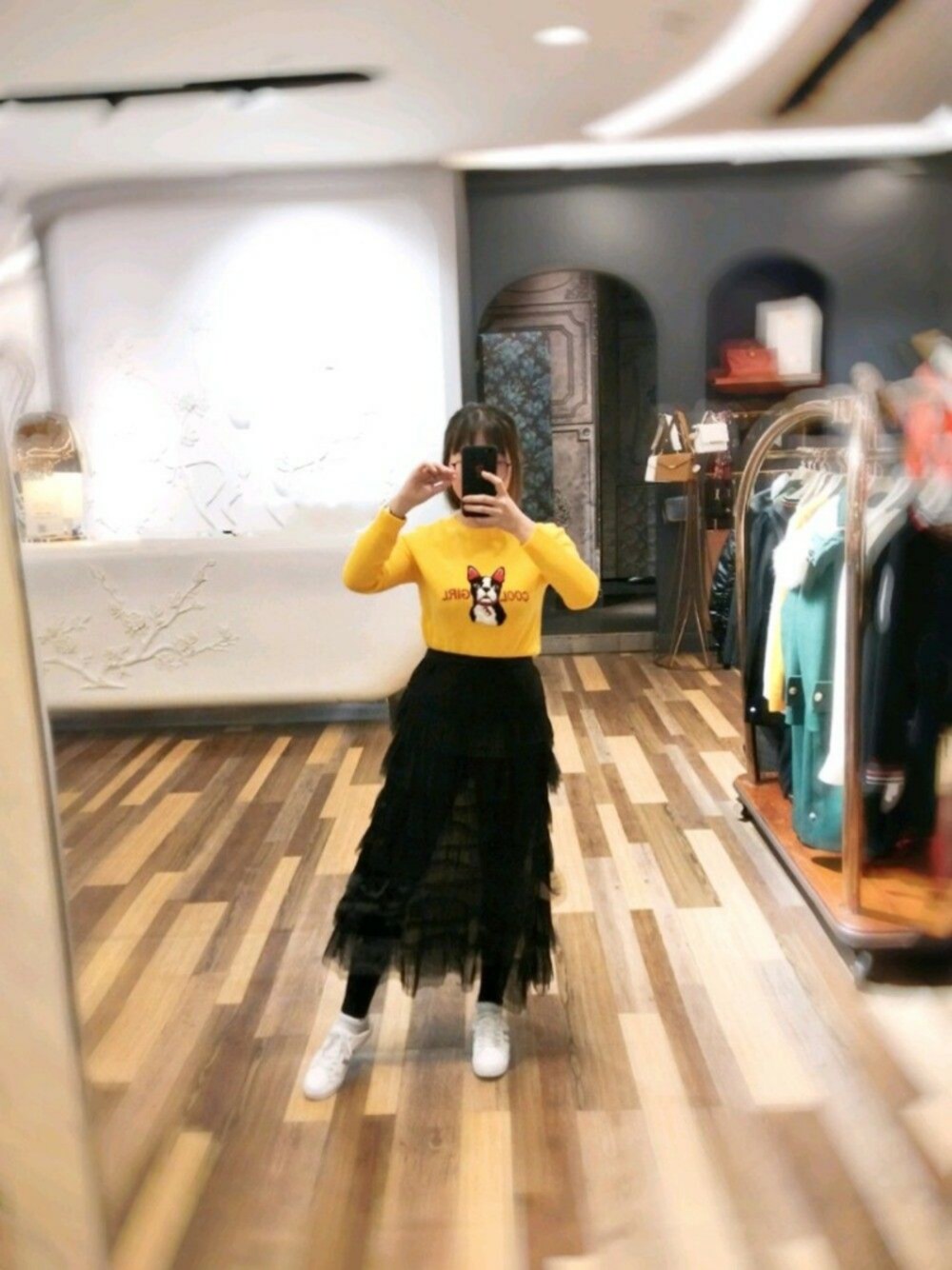 「yellow、dog、纱裙」｜「ochirlyのアイテム（スカート、ブラック系）」を使った、Tuliprayerさん（レディース・157cm）の冬コーディネートの1枚目の写真