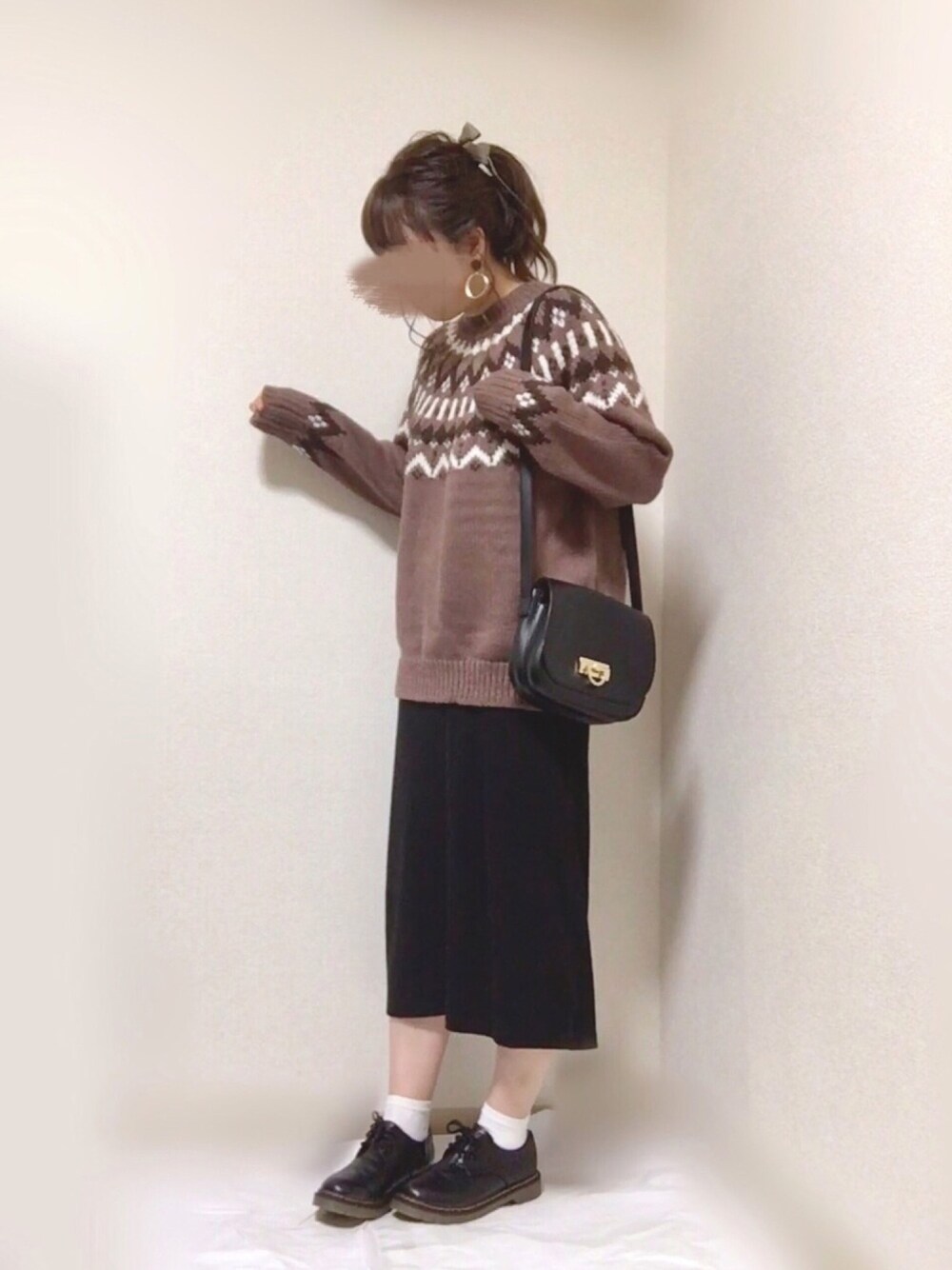 「フェアアイル、ニット、タイトスカート、レースアップシューズ、GU、ショルダーバッグ、オーバーサイズ、モノトーン、冬コーデ、ノルディック柄」｜「GUのアイテム（ニット/セーター、ブラウン系）」を使った、はる☻さん（レディース・162cm）の秋コーディネートの1枚目の写真