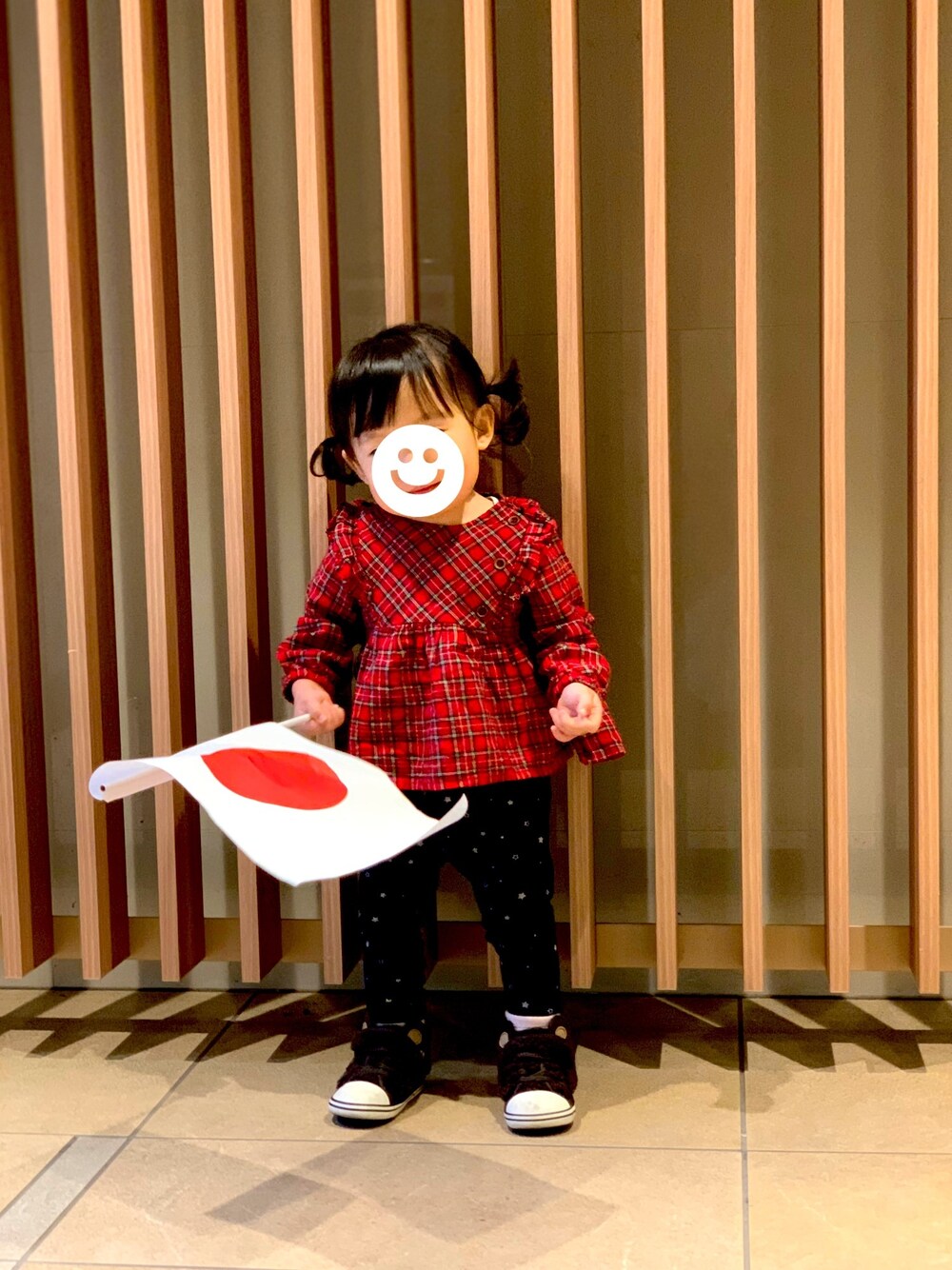 「秋のコーデ、キッズコーデ、カジュアルコーデ、女の子、女の子コーデ、おんなのこコーデ、1歳7ヶ月」｜「ZARA KIDSのアイテム（シャツ/ブラウス、レッド系）」を使った、▷ 🆈🆄🅸 ◁さん（キッズ・80cm）の秋コーディネートの1枚目の写真