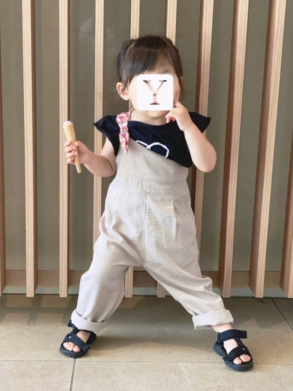 「サロペット、オールインワン、ブランシェス、アニエスベー、Tシャツ、ワンショルダー、ワンショルダーサロペット、春夏コーデ、サンダル、Branshes」｜「BRANSHESのワンショルダーサロペット（サロペット/オーバーオール、ベージュ系）」を使った、▷ 🆈🆄🅸 ◁さん（キッズ・80cm）の春コーディネートの1枚目の写真