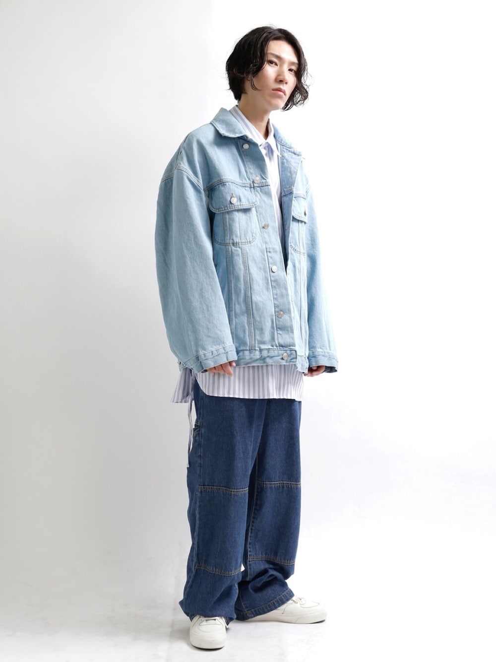 ブルー系のデニムジャケット、ホワイト系のスニーカー、ホワイト系のシャツ/ブラウスを着用したメンズの春コーディネートの1枚目の写真