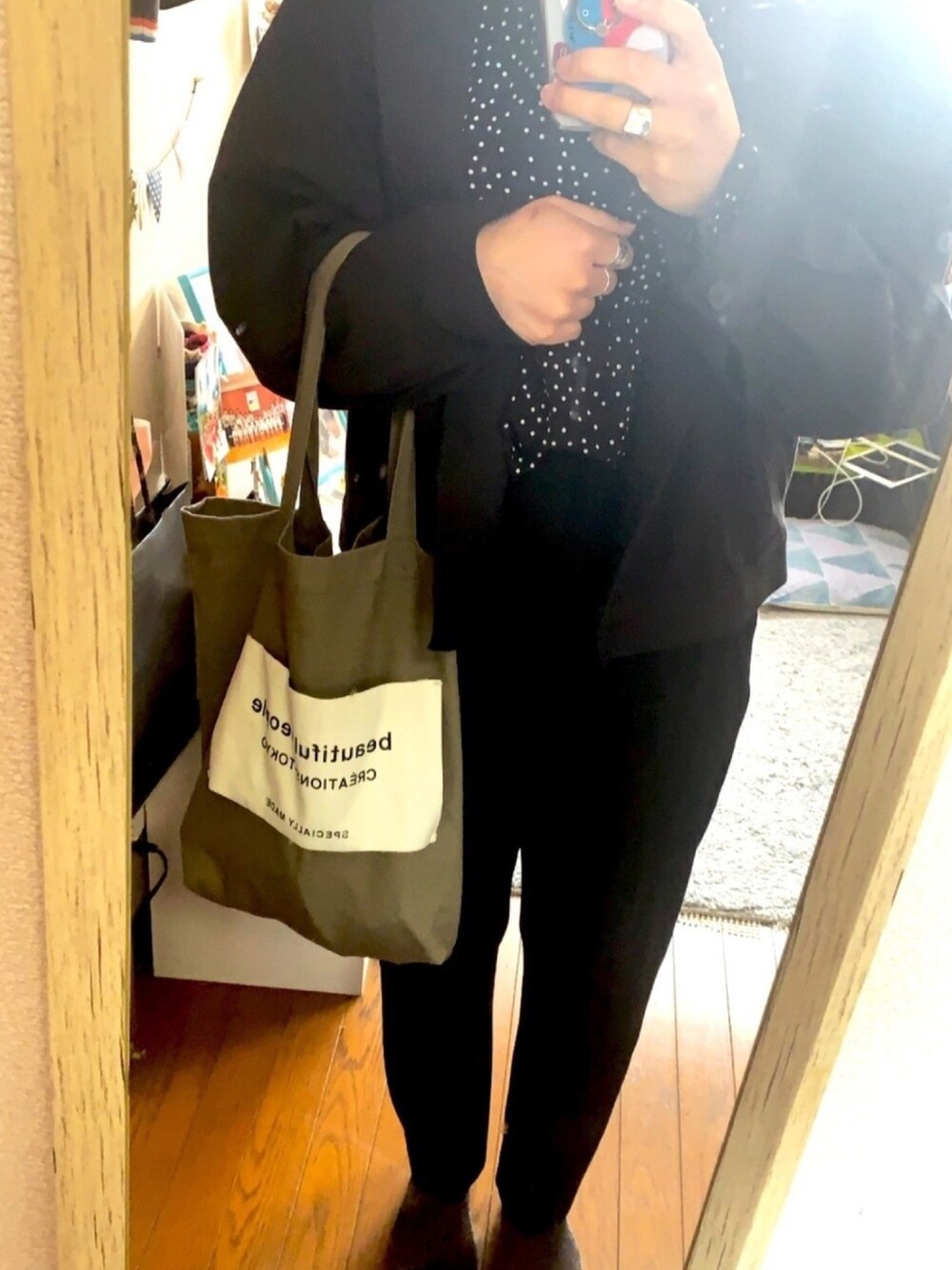 ブラック系のその他アウター、ブラック系のその他パンツ、その他のシャツ/ブラウスを着用したレディースの春コーディネートの1枚目の写真