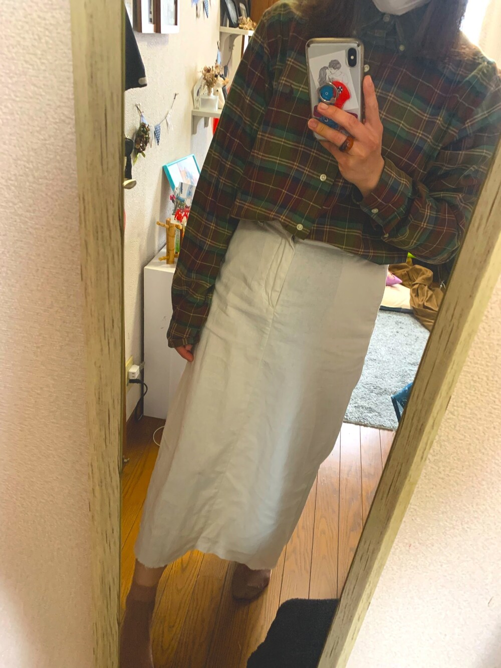 ホワイト系のスカート、ブラウン系のシャツ/ブラウス、ベージュ系のサンダルを着用したレディースの春コーディネートの1枚目の写真