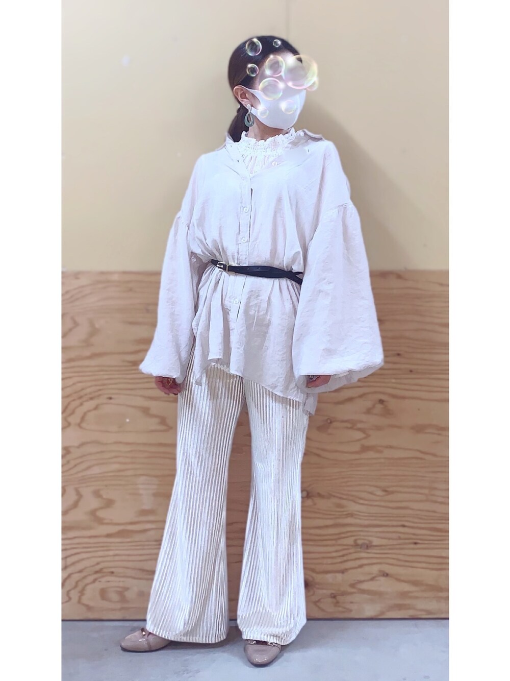 ベージュ系のシャツ/ブラウス、ホワイト系のその他パンツ、パープル系のシャツ/ブラウスを着用したレディースの秋コーディネートの1枚目の写真