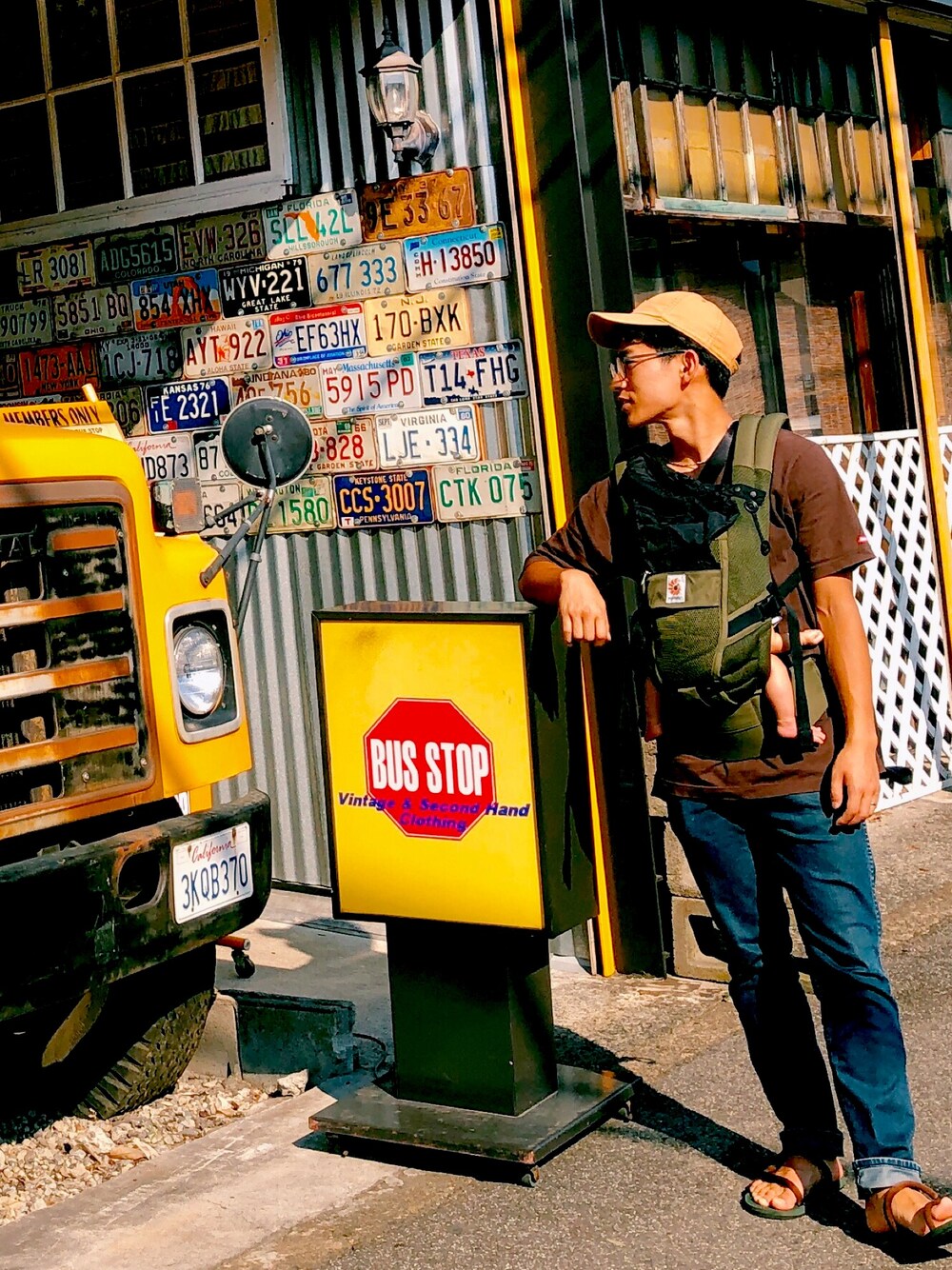 「エルゴ、だっこひも、OBEY、カーハート、サングラス、パパコーデ、デニム、モンベル、サンダル、カジュアルコーデ」｜「Levi'sのLevi’s(R) Engineered Jeans(TM) 502(TM) レギュラーテーパー INDIGO BLOOD BI STR DENIM（デニムパンツ、ブルー系）」を使った、さくさくさん（メンズ・167cm）の夏コーディネートの1枚目の写真