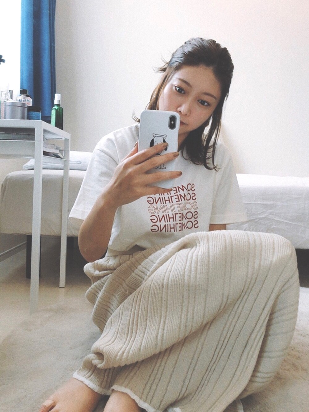 ホワイト系のTシャツ/カットソー、ベージュ系のスカート、ホワイト系のスマホケース/カバーを着用したレディースの夏コーディネートの1枚目の写真
