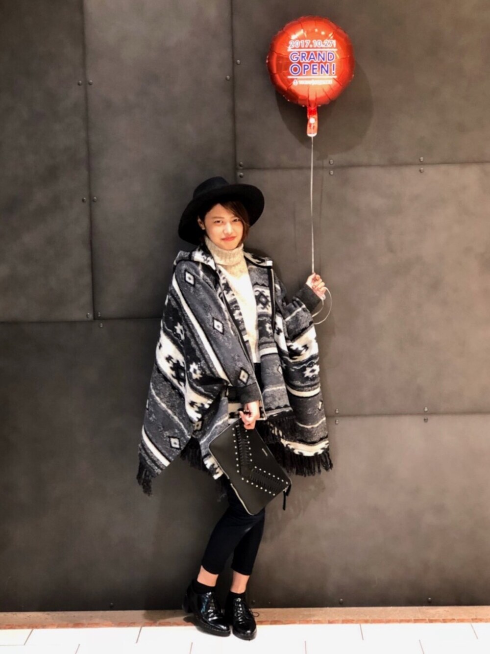 「アウター、ニット、冬、Diesel、横浜、みなとみらい、デニム、ポンチョ、いいね、save、フォローお願いします🤑、フォローミー」｜「DIESELの00SPG70CALX（ハット、ブラック系）」を使った、SAKIさん（レディース・163cm）の秋コーディネートの1枚目の写真