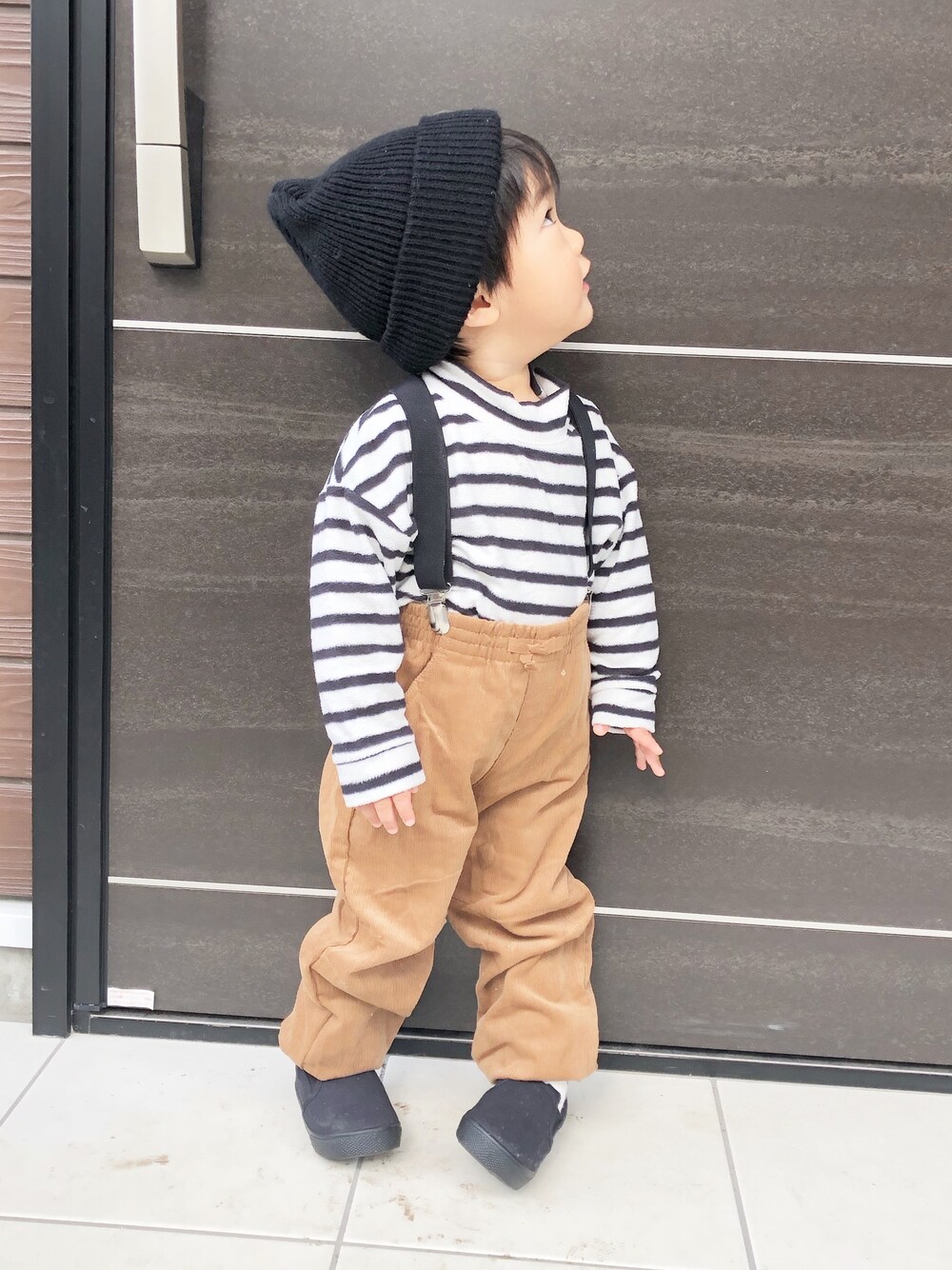 ホワイト系のその他トップス、ブラウン系のパンツ、ブラック系のスリッポンを着用したキッズの秋コーディネートの1枚目の写真